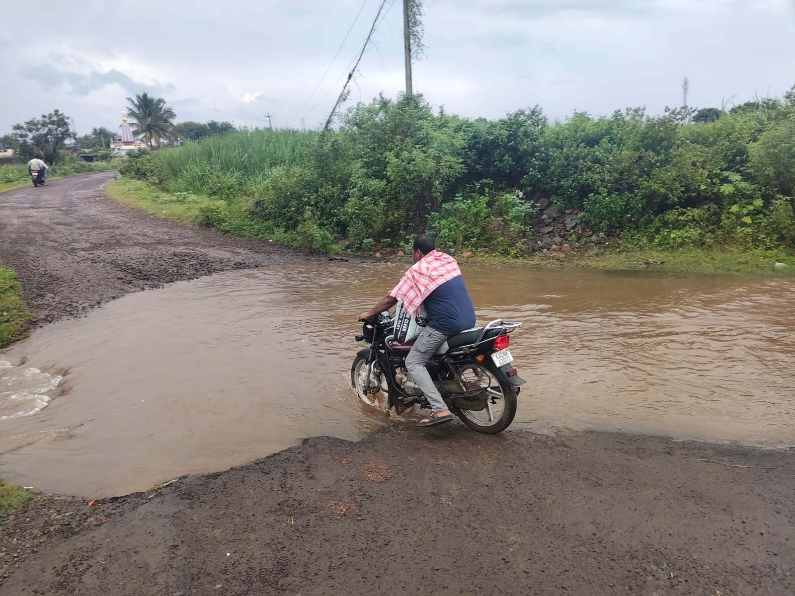 ಬಬಲೇಶ್ವರ ತಾಲ್ಲೂಕಿನ ಸಂಗಾಪುರ ಎಸ್.ಎಚ್. ಗ್ರಾಮದ ಸಂಗಾಪುರದಿಂದ ಕಂಬಾಗಿ ಹೋಗುವ ದಾರಿಯಲ್ಲಿ ಹಳ್ಳ ತುಂಬಿ ಹರಿದ ಕಾರಣ ಸಂಚಾರಕ್ಕೆ ಅಡಚಣೆಯಾಯಿತು 