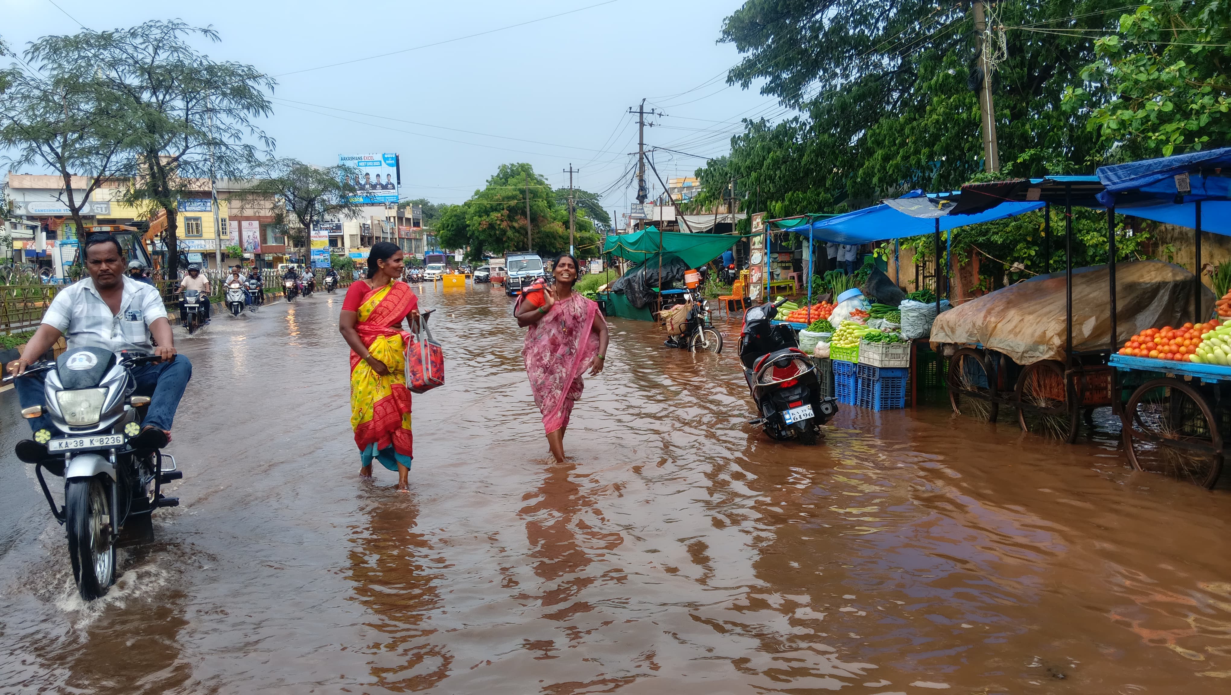 ಜನವಾಡ ರಸ್ತೆ ಜಲಾವೃತವಾಗಿದ್ದು ಮಹಿಳೆಯರು ಪರದಾಡುತ್ತ ನಡೆದುಕೊಂಡು ಹೋದರು