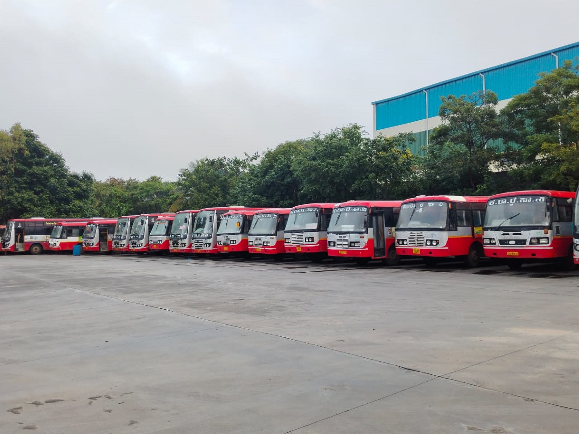 ಹಾಸನದ ಡಿಪೋದಲ್ಲಿ ನಿಂತಿದ್ದ ಕೆಎಸ್‌ಆರ್‌ಟಿಸಿ ಬಸ್‌ಗಳು.