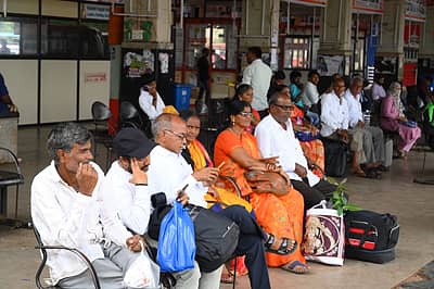 ಬೀದರ್‌ನಲ್ಲಿ ಬಸ್‌ಗಾಗಿ ಕಾಯುತ್ತಿರುವ ಪ್ರಯಾಣಿಕರು