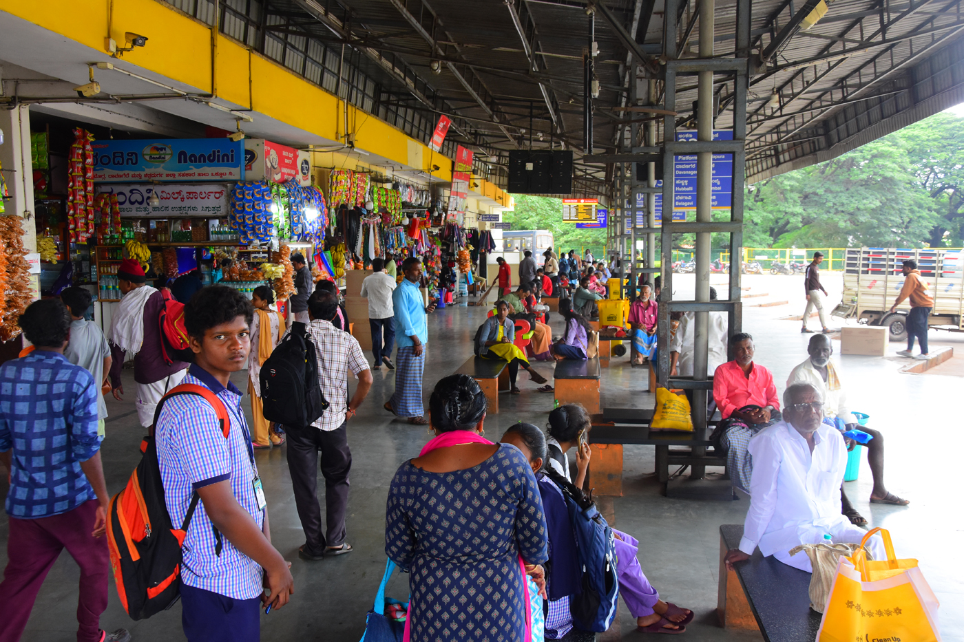 ಬಸ್‌ ನಿಲ್ದಾಣ ಪ್ರಯಾಣಿಕರಿಂದ ತುಂಬಿರುವುದು