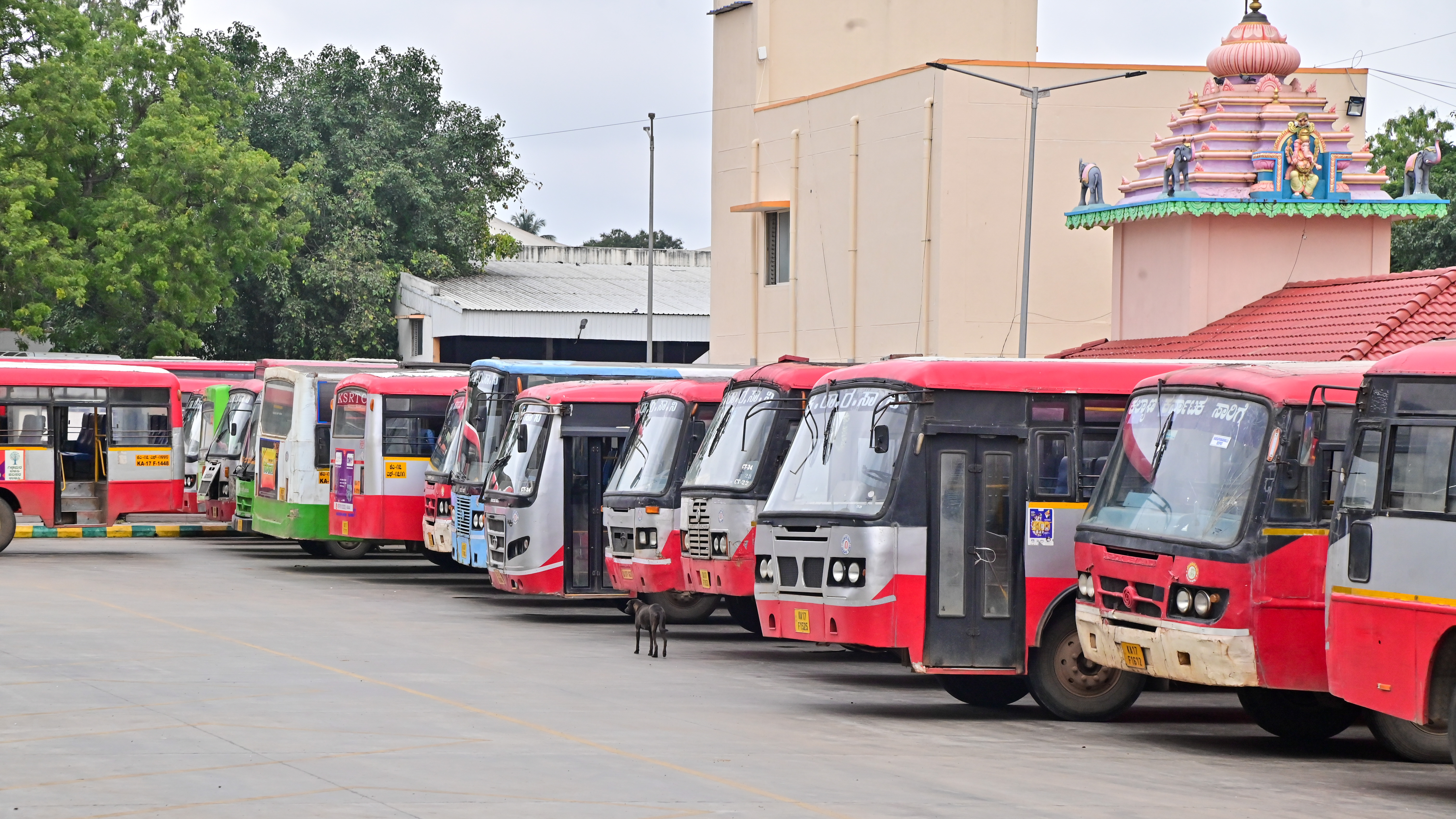 ಕೆಎಸ್‌ಆರ್‌ಟಿಸಿ ಸಿಬ್ಬಂದಿ ಮುಷ್ಕರದಿಂದಾಗಿ ದಾವಣಗೆರೆಯ ಬಸ್ ನಿಲ್ದಾಣದಲ್ಲಿ ಸೇವೆಗೆ ಸಜ್ಜಾಗದೇ ನಿಂತಿದ್ದ ಬಸ್‌ಗಳು –ಪ್ರಜಾವಾಣಿ ಚಿತ್ರ: ಸತೀಶ್ ಬಡಿಗೇರ