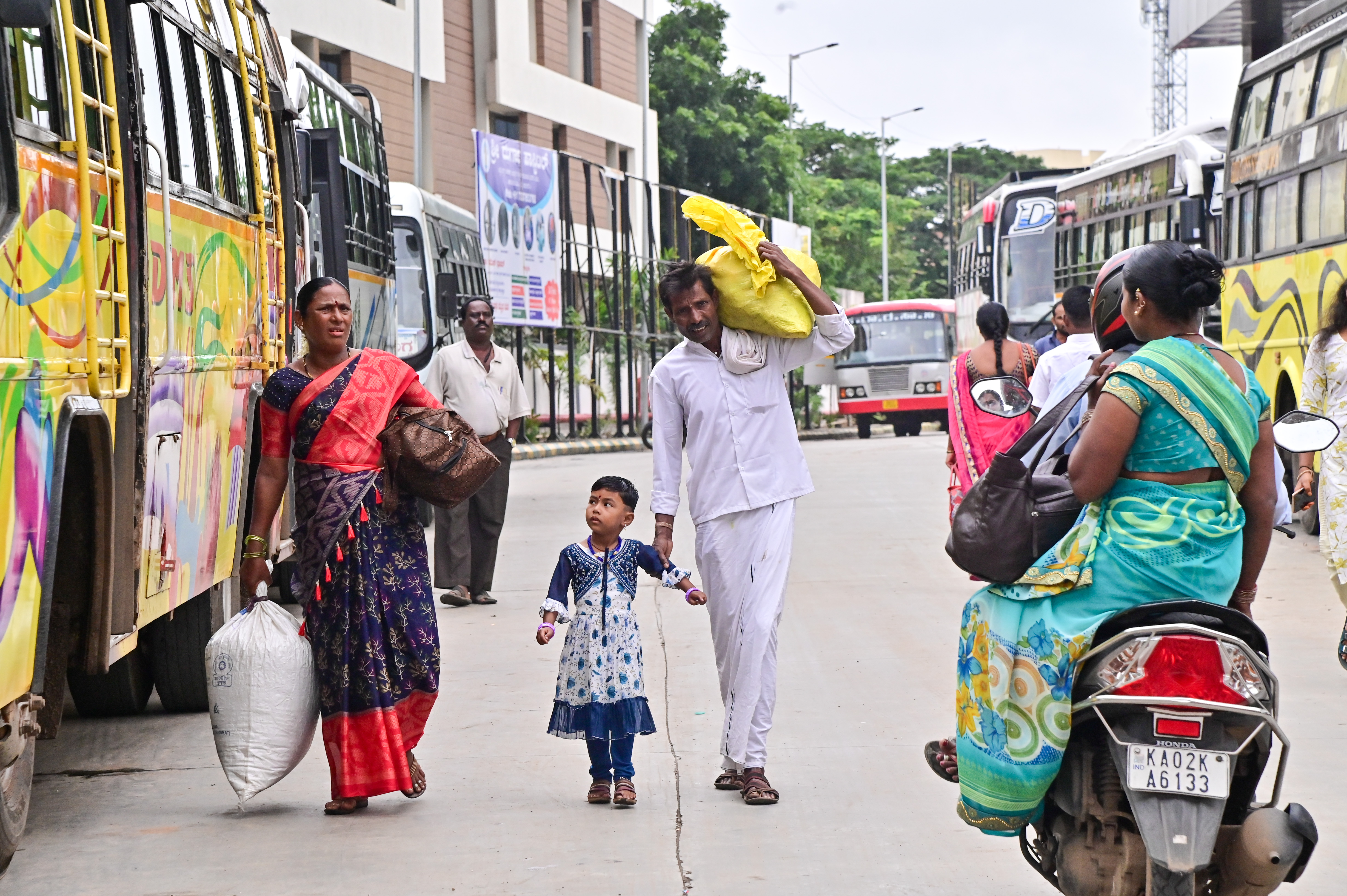 ಕೆಎಸ್‌ಆರ್‌ಟಿಸಿ ಸಿಬ್ಬಂದಿ ಮುಷ್ಕರದಿಂದಾಗಿ ಬಸ್‌ ಸೇವೆ ಲಭ್ಯವಾಗದೇ ದಾವಣಗೆರೆ ನಿಲ್ದಾಣದಲ್ಲಿ ಮಗುವಿನ ಕೈಹಿಡಿದು ಭಾರವಾದ ಚೀಲ ಹೊತ್ತ ಪ್ರಯಾಣಿಕರು ಖಾಸಗಿ ಬಸ್‌ ಹುಡುಕುತ್ತಾ ಸಾಗಿದ ದೃಶ್ಯ –ಪ್ರಜಾವಾಣಿ ಚಿತ್ರ: ಸತೀಶ್ ಬಡಿಗೇರ