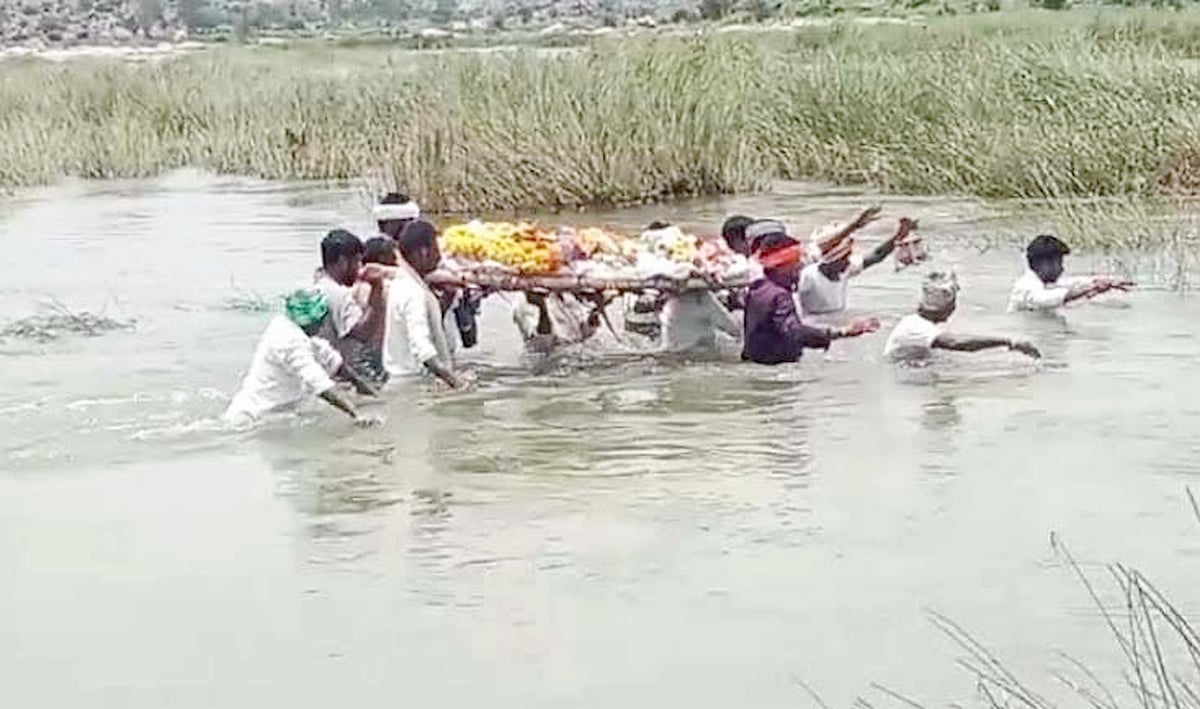 ಮುಕ್ಕುಂದಾ: ಹೆಣ ಹೂಳಲು ಪರದಾಟ; ಈಜಿ, ನದಿ ದಾಟಿ ಸ್ಮಶಾನಕ್ಕೆ ತೆರಳಬೇಕಾದ ಸ್ಥಿತಿ