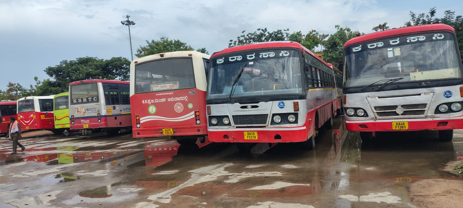 ಸಿಂಧನೂರು ಬಸ್‌ ನಿಲ್ದಾಣದಲ್ಲಿ ಸಾಲುಗಟ್ಟಿ ನಿಂತಿದ್ದ ಬಸ್‌ಗಳು