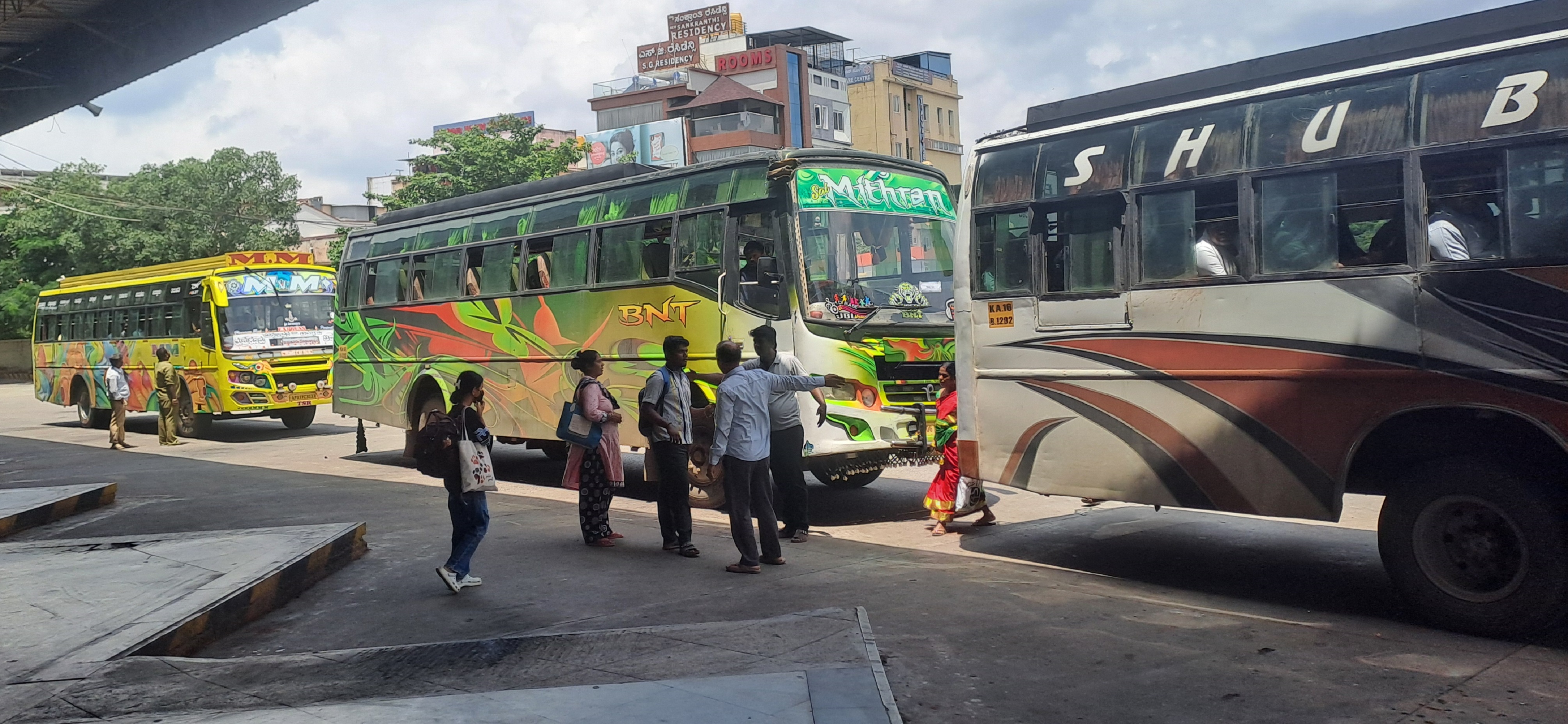 ಕೋಲಾರದ ಕೆಎಸ್‌ಆರ್‌ಟಿಸಿ ಬಸ್‌ ನಿಲ್ದಾಣದಲ್ಲಿ ಮಂಗಳವಾರ ಖಾಸಗಿ ಬಸ್ಸುಗಳದ್ದೇ ಕಾರುಬಾರು