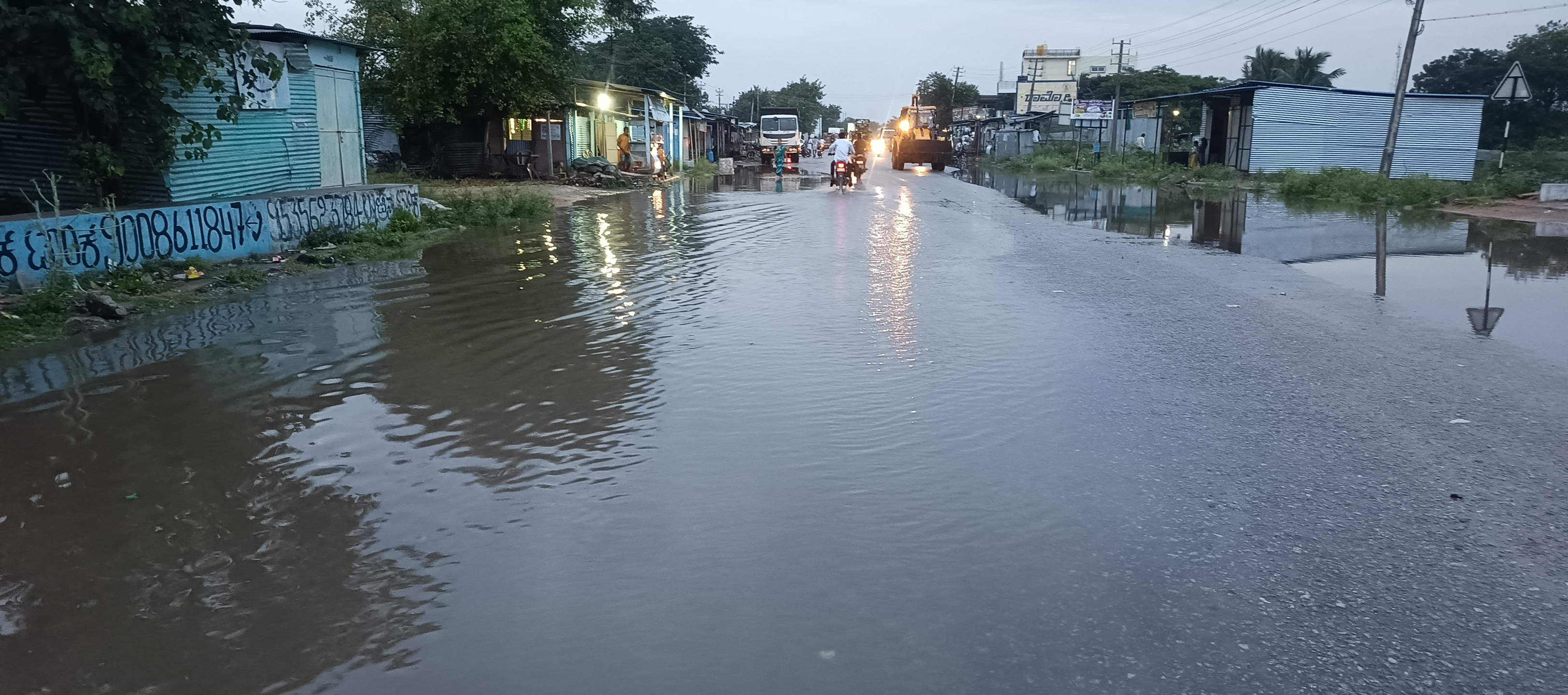 ತಾವರಗೇರಾ ಪಟ್ಟಣದಲ್ಲಿ ಮಂಗಳವಾರ ಸಾಯಂಕಾಲ ಸುರಿದ ಭಾರಿ ಮಳೆಗೆ ರಸ್ತೆಯಲ್ಲಿ ಹೆಚ್ಚು ನೀರು ನಿಂತಿರುವದು.