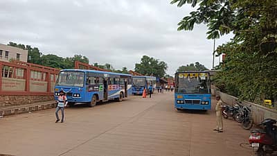 ಹುಬ್ಬಳ್ಳಿಯಲ್ಲಿ ಬಸ್‌ಗಳು ಸಾಲಾಗಿ ನಿಂತಿರುವುದು