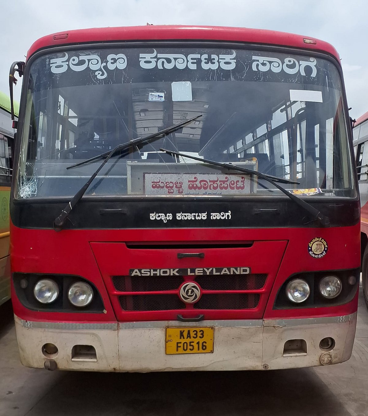 ಸಾರಿಗೆ ನೌಕರರ ಮುಷ್ಕರ: ಹುಬ್ಬಳ್ಳಿಯಲ್ಲಿ ಬಸ್‌ಗೆ ಕಲ್ಲು ಎಸೆದ ಕಿಡಿಗೇಡಿಗಳು