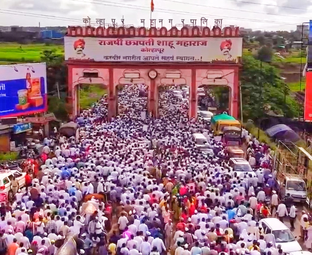 ಮಹಾರಾಷ್ಟ್ರದ ನಾಂದಣಿಯ ಜೈನ ಮಠದ ಆನೆ ಮರಳಿಸುವಂತೆ ಆಗ್ರಹಿಸಿ ಕರ್ನಾಟಕ ಹಾಗೂ ಮಹಾರಾಷ್ಟ್ರ ಗಡಿಯ ಭಕ್ತರು ಈಚೆಗೆ ಕೊಲ್ಹಾಪುರದವರೆಗೆ ಪಾದಯಾತ್ರೆ ನಡೆಸಿದರು