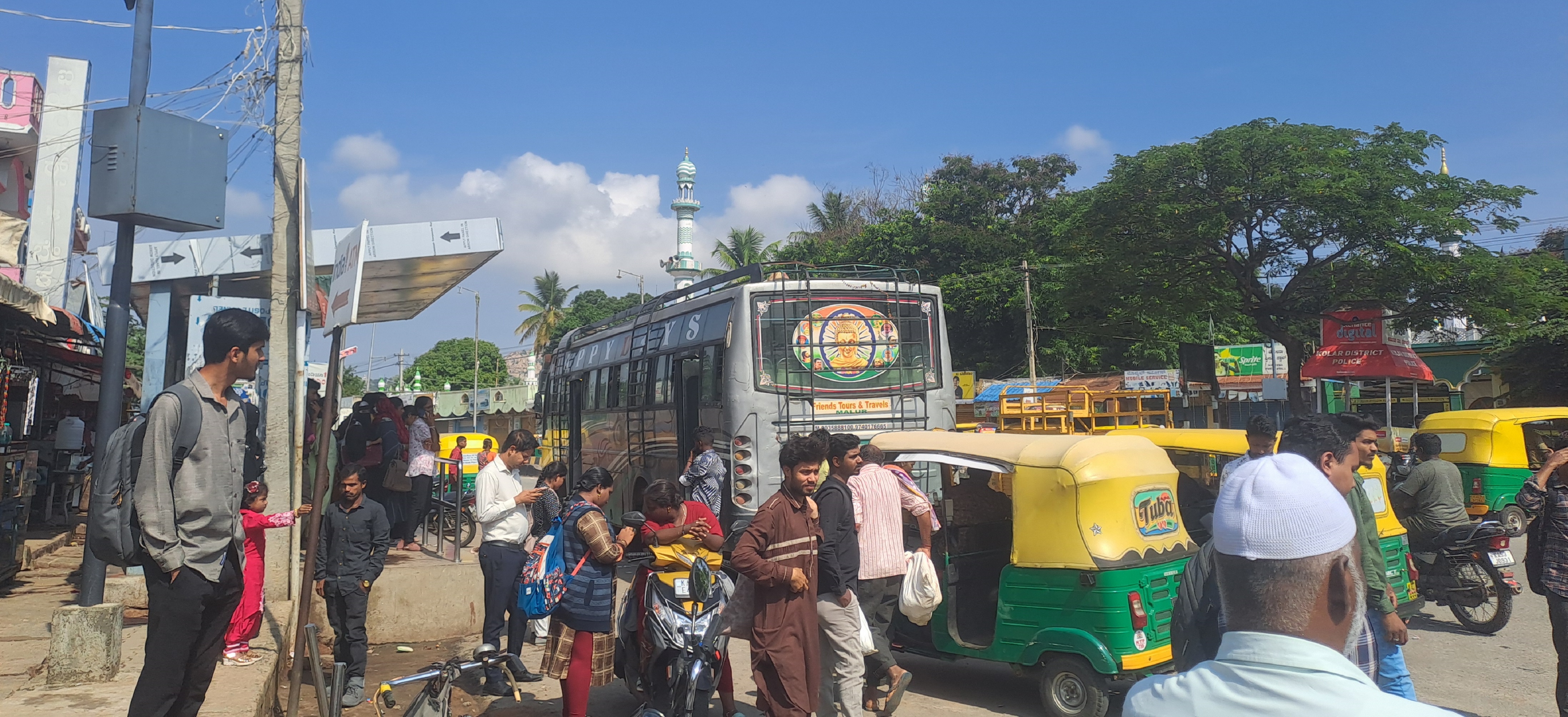 ಕೋಲಾರ ಕ್ಲಾಕ್‌ ಟವರ್‌ ಬಳಿ ಮಂಗಳವಾರ ಬಸ್ಸಿಗಾಗಿ ಎದುರು ನೋಡುತ್ತಿದ್ದ ಪ್ರಯಾಣಿಕರು