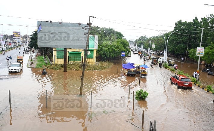 ಬೀದರ್ | ಬಿರುಸಿನ ಮಳೆಗೆ ರಸ್ತೆಗಳೆಲ್ಲಾ ಜಲಾವೃತ: ಜನರ ಪರದಾಟ