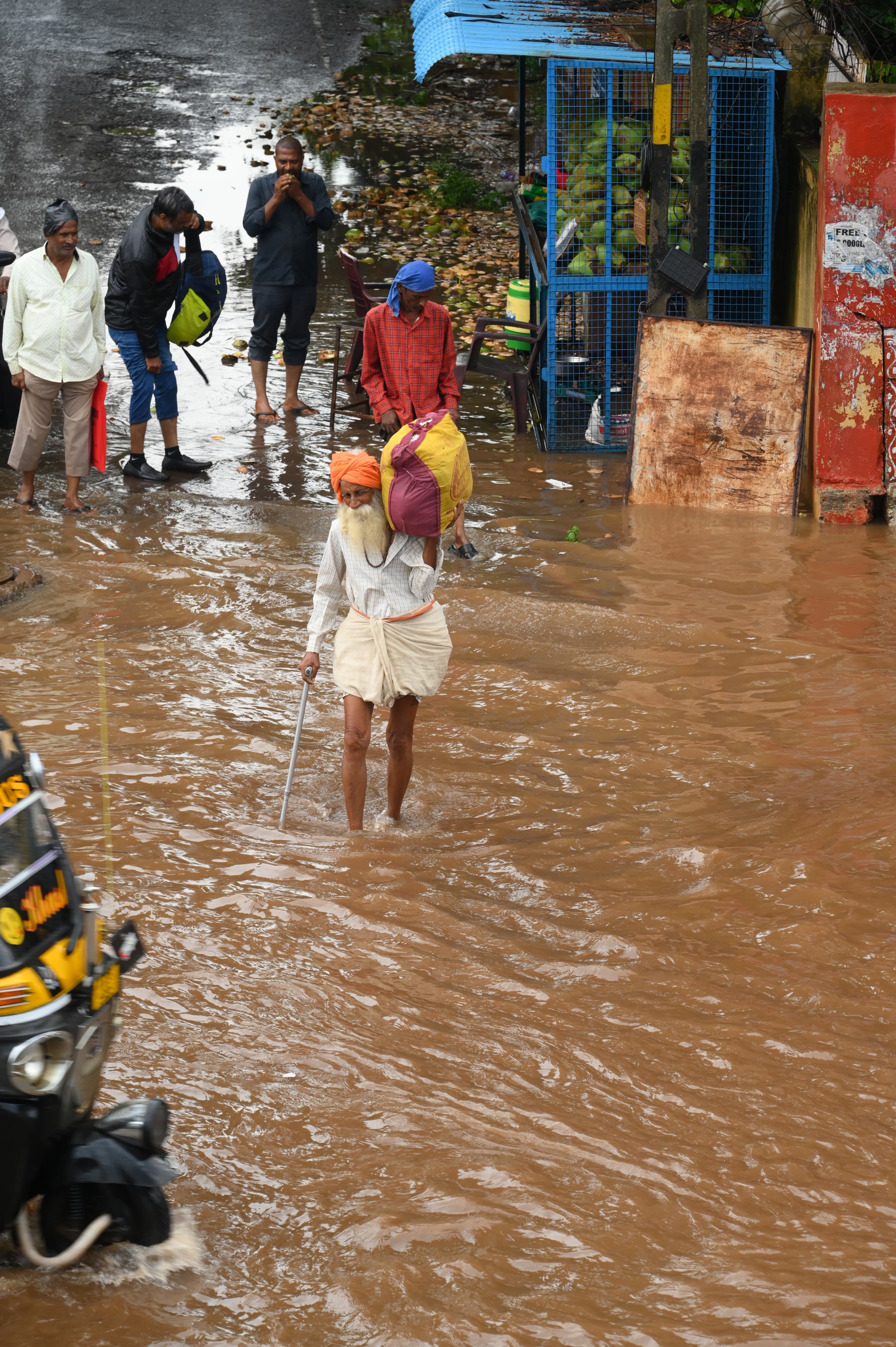 ಮಳೆ ನೀರಿನಲ್ಲೇ ಜನ ಪರದಾಟ ನಡೆಸಿದರು