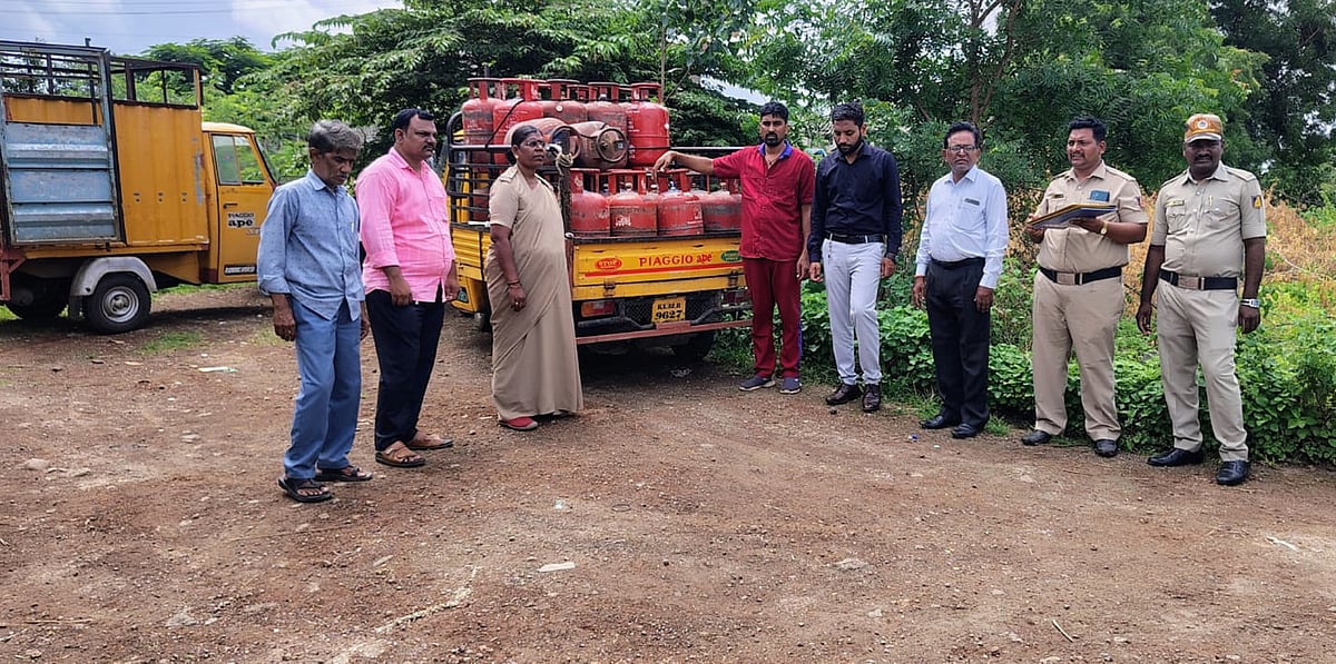 ಕಲಬುರಗಿ | ಸಿಲಿಂಡರ್‌ಗಳಿಂದ ಗ್ಯಾಸ್‌ ಕಳವು: ಇಬ್ಬರ ಬಂಧನ