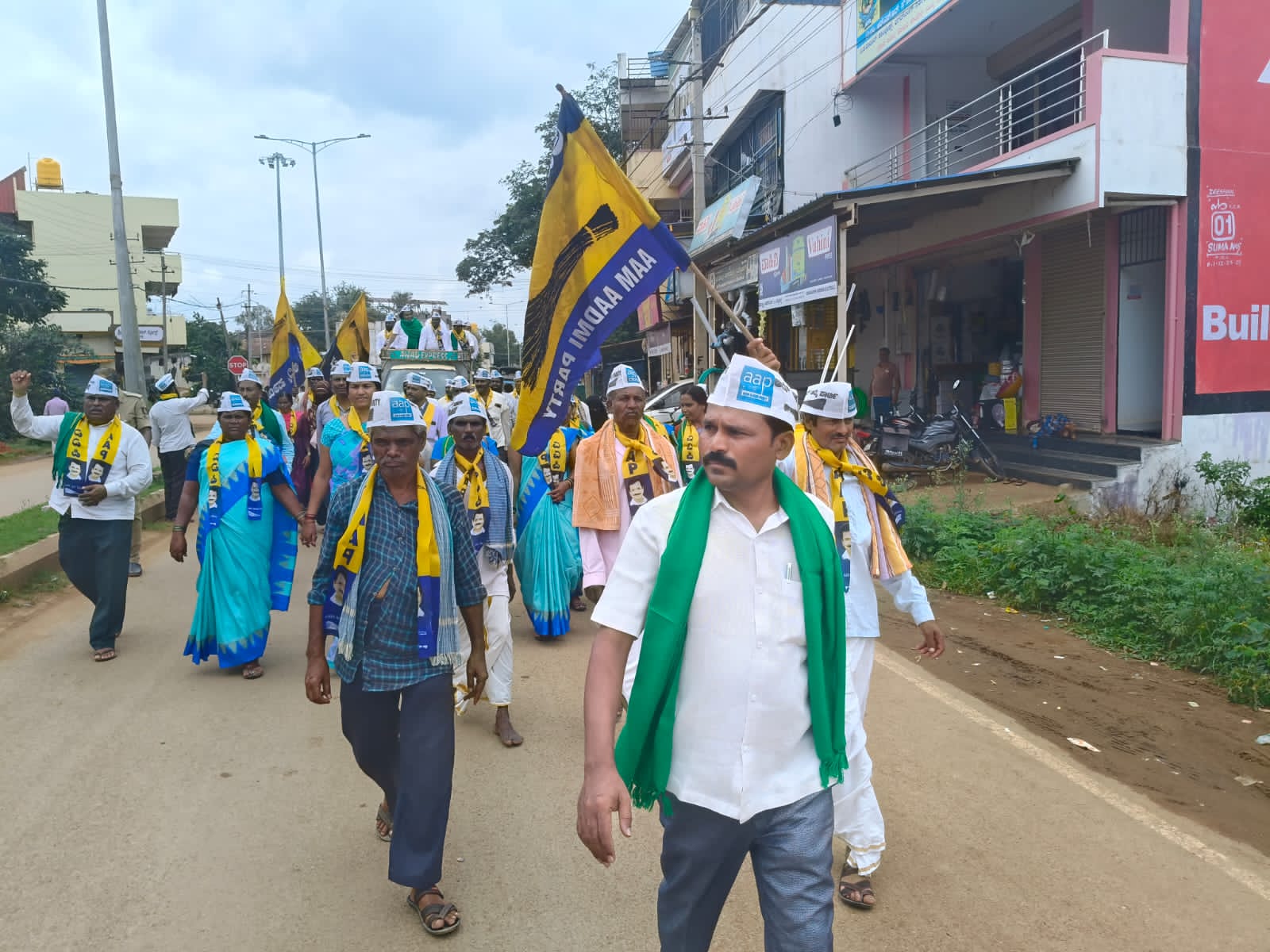 ರಟ್ಟೀಹಳ್ಳಿ ಪಟ್ಟಣ ಪಂಚಾಯಿತಿ ಚುನಾವಣೆಗೆ ಸ್ಪರ್ಧಿಸಿರುವ ಆಮ್‌ ಆದ್ಮಿ ಪಕ್ಷದ ಅಭ್ಯರ್ಥಿಗಳು ಮಂಗಳವಾರ ಮೆರವಣಿಗೆ ನಡೆಸಿದರು. ಪಕ್ಷದ ಮುಖಂಡರಾದ ಹನುಮಂತಪ್ಪ ಕಬ್ಬಾರ ಪರೀದ್ ನದಾಫ್ ಸೇರಿದಂತೆ ಪಕ್ಷದ ಕಾರ್ಯಕರ್ತರು ಮೆರವಣಿಗೆಯಲ್ಲಿ ಪಾಲ್ಗೊಂಡಿದ್ದರು