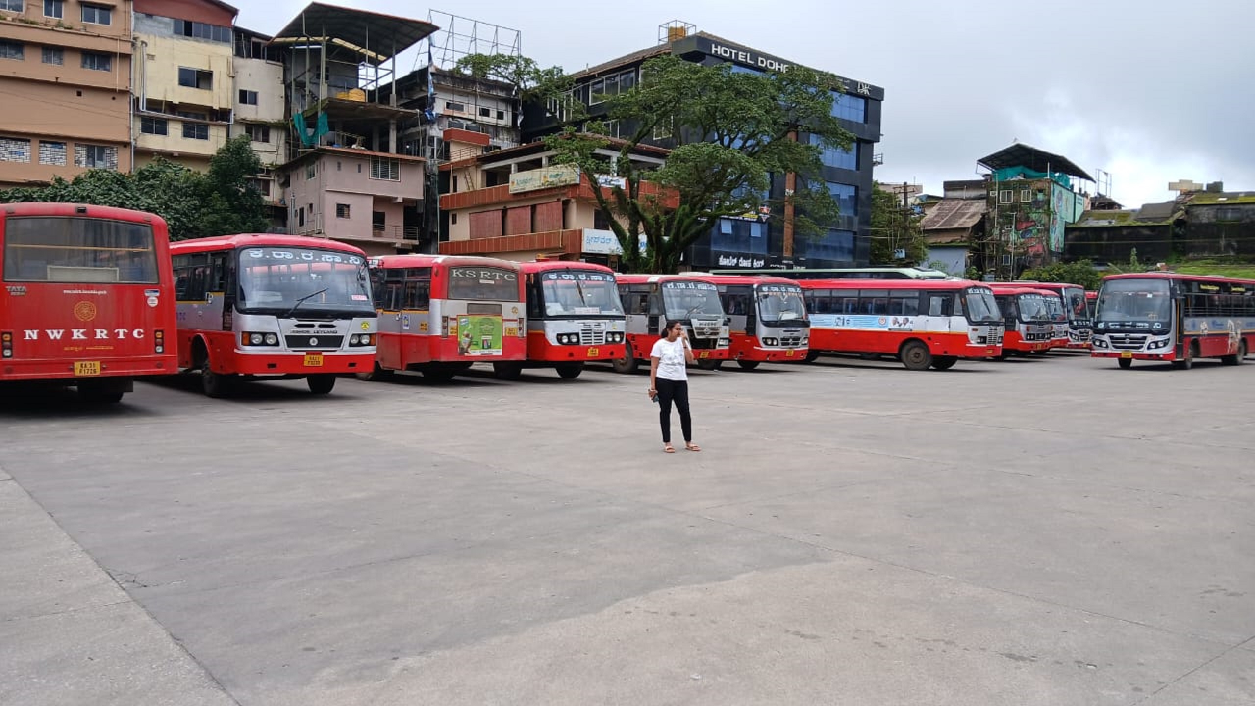 ಕೆಎಸ್‌ಆರ್‌ಟಿಸಿ ನೌಕರರ ಮುಷ್ಕರದಿಂದ ಮಂಗಳವಾರ ಕೆಲವು ಕೆಎಸ್‌ಆರ್‌ಟಿಸಿ ಬಸ್‌ಗಳು ನಿಂತಲ್ಲೇ ನಿಂತಿದ್ದವು ಪ್ರಜಾವಾಣಿ ಚಿತ್ರ/ರಂಗಸ್ವಾಮಿ
