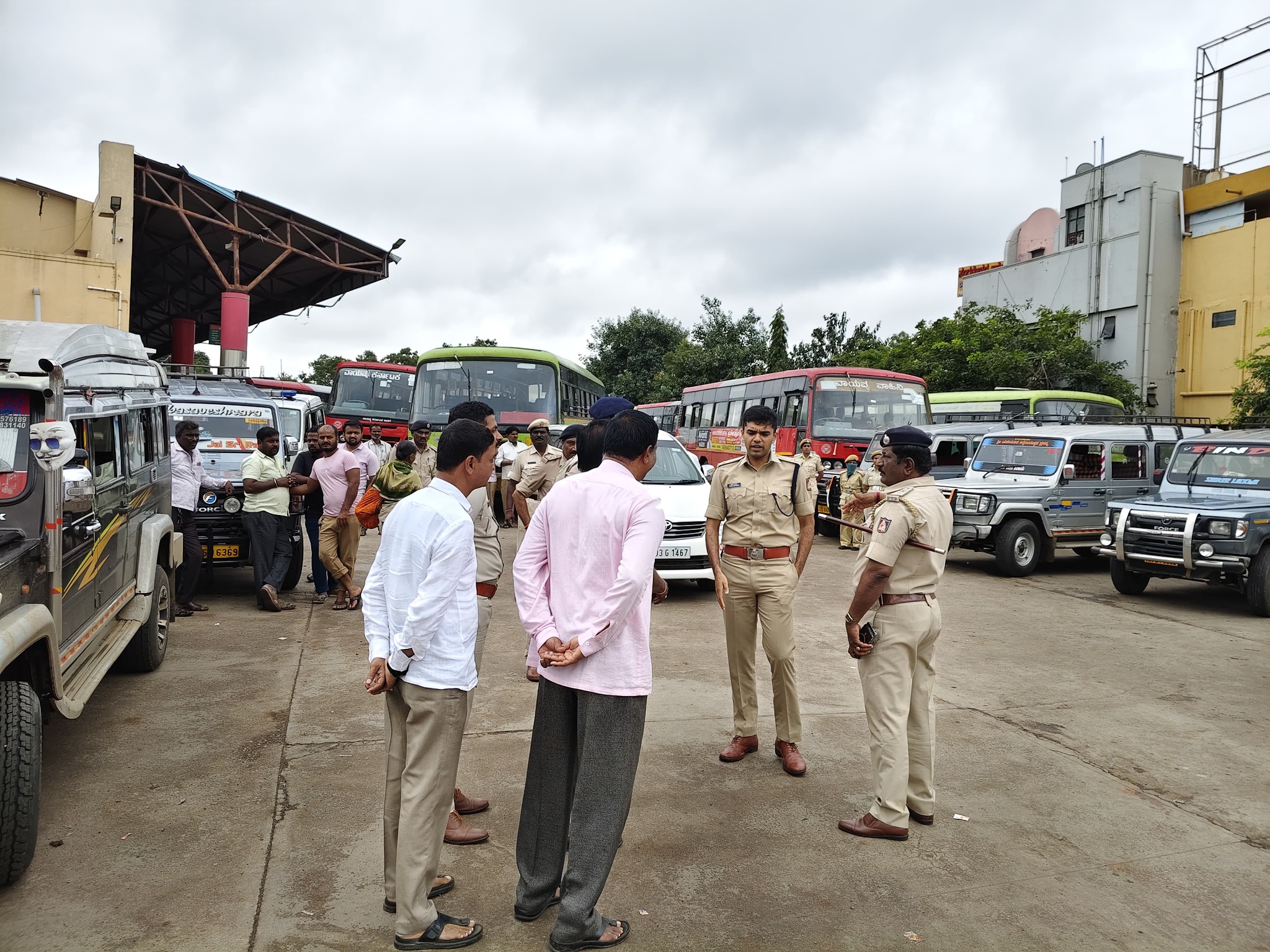ಗದಗ ಬಸ್‌ ನಿಲ್ದಾಣಕ್ಕೆ ಭೇಟಿ ನೀಡಿದ್ದ ಜಿಲ್ಲಾ ಪೊಲೀಸ್‌ ವರಿಷ್ಠಾಧಿಕಾರಿ ರೋಹನ್‌ ಜಗದೀಶ್‌ ಬಂದೋಬಸ್ತ್‌ ಪರಿಶೀಲಿಸಿದರು