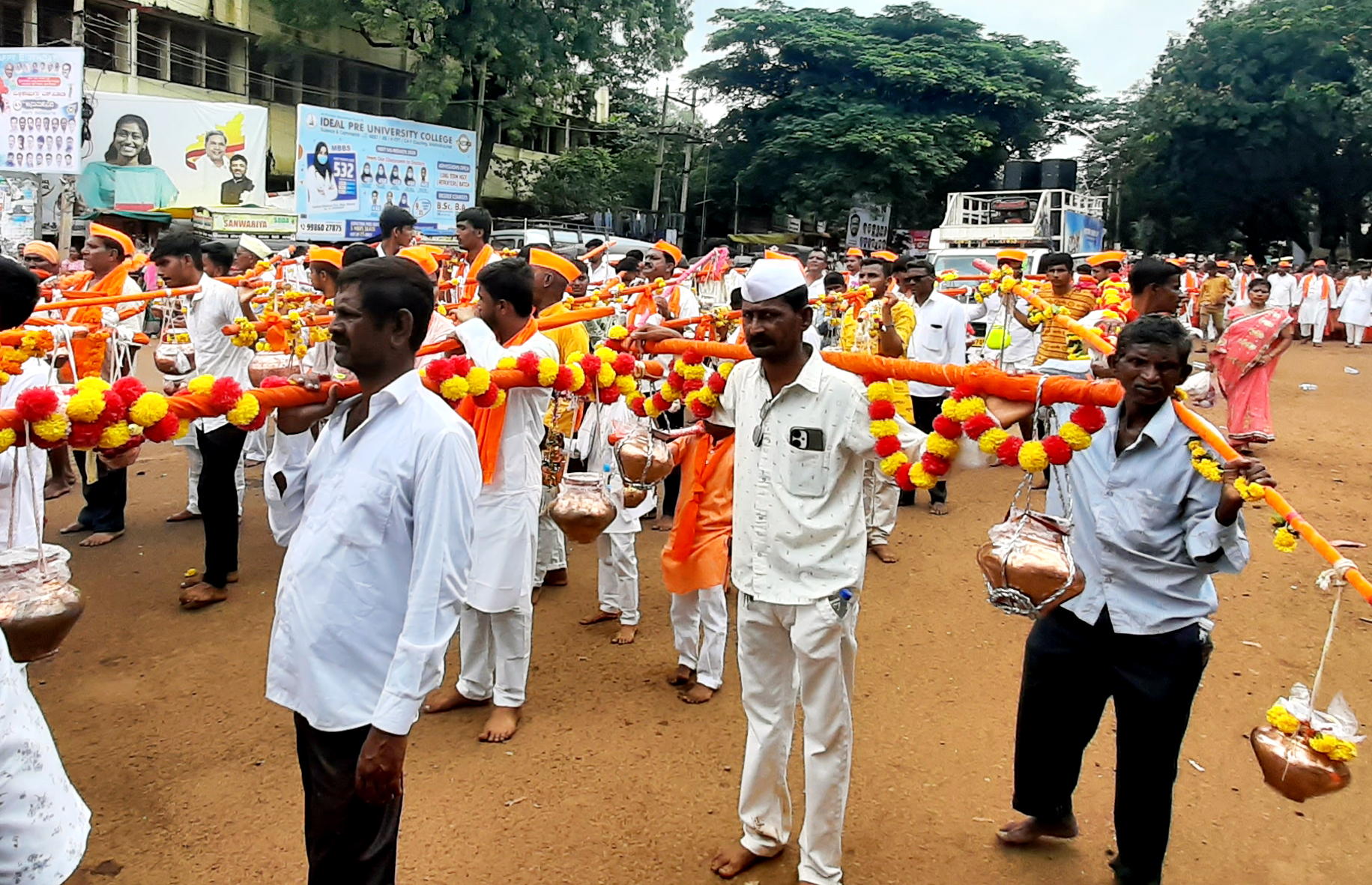 ಬಸವಕಲ್ಯಾಣದಲ್ಲಿ ಬುಧವಾರ ನಡೆದ ಕಾವಡ ಯಾತ್ರೆಯಲ್ಲಿ ಮುಖ್ಯ ಕಾವಡ ಹಿಡಿದಿರುವ ಭಕ್ತರು