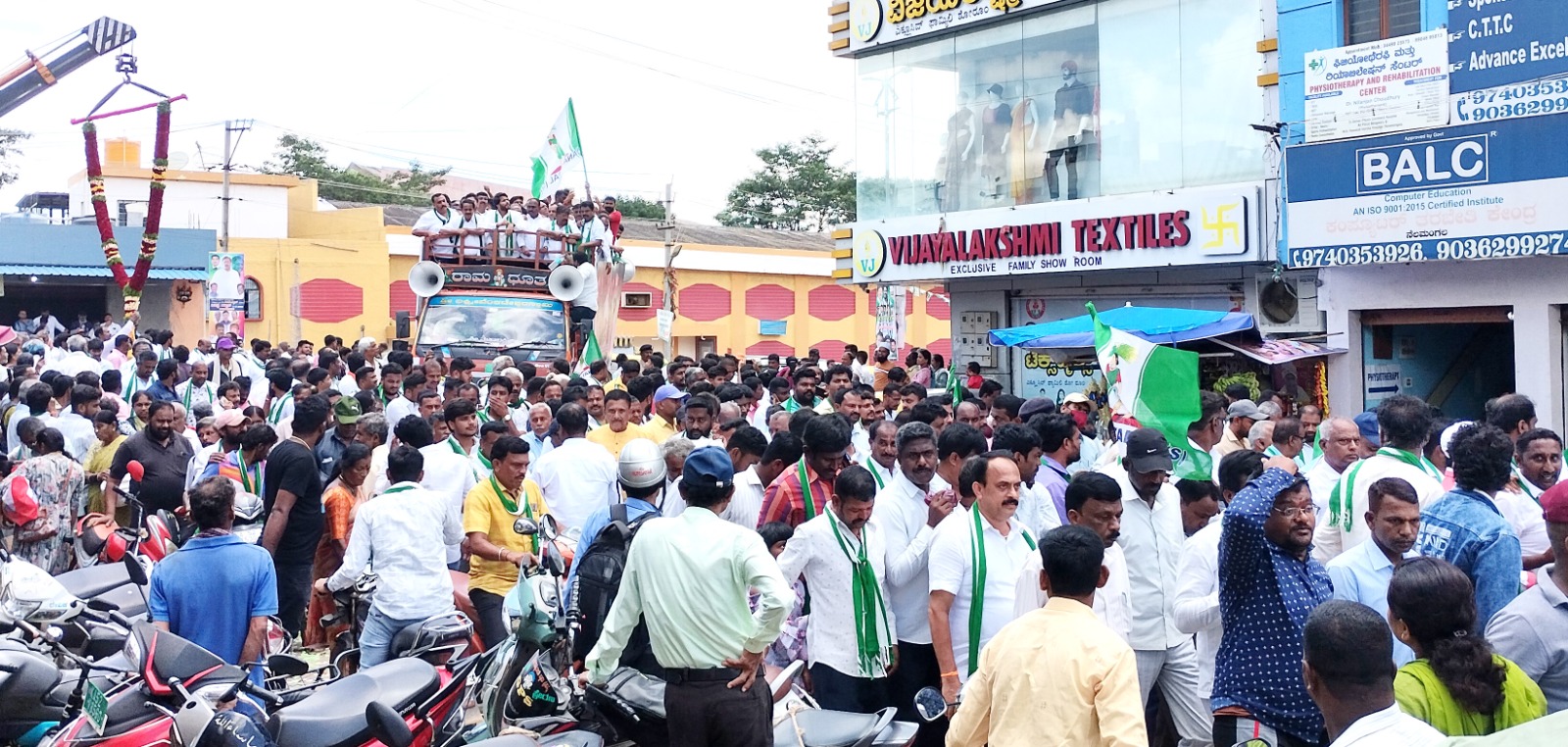 ನಿಖಿಲ್ ಅವರನ್ನು ಮೆರವಣಿಗೆ ಮೂಲಕ ಕರೆತರಲಾಯಿತು