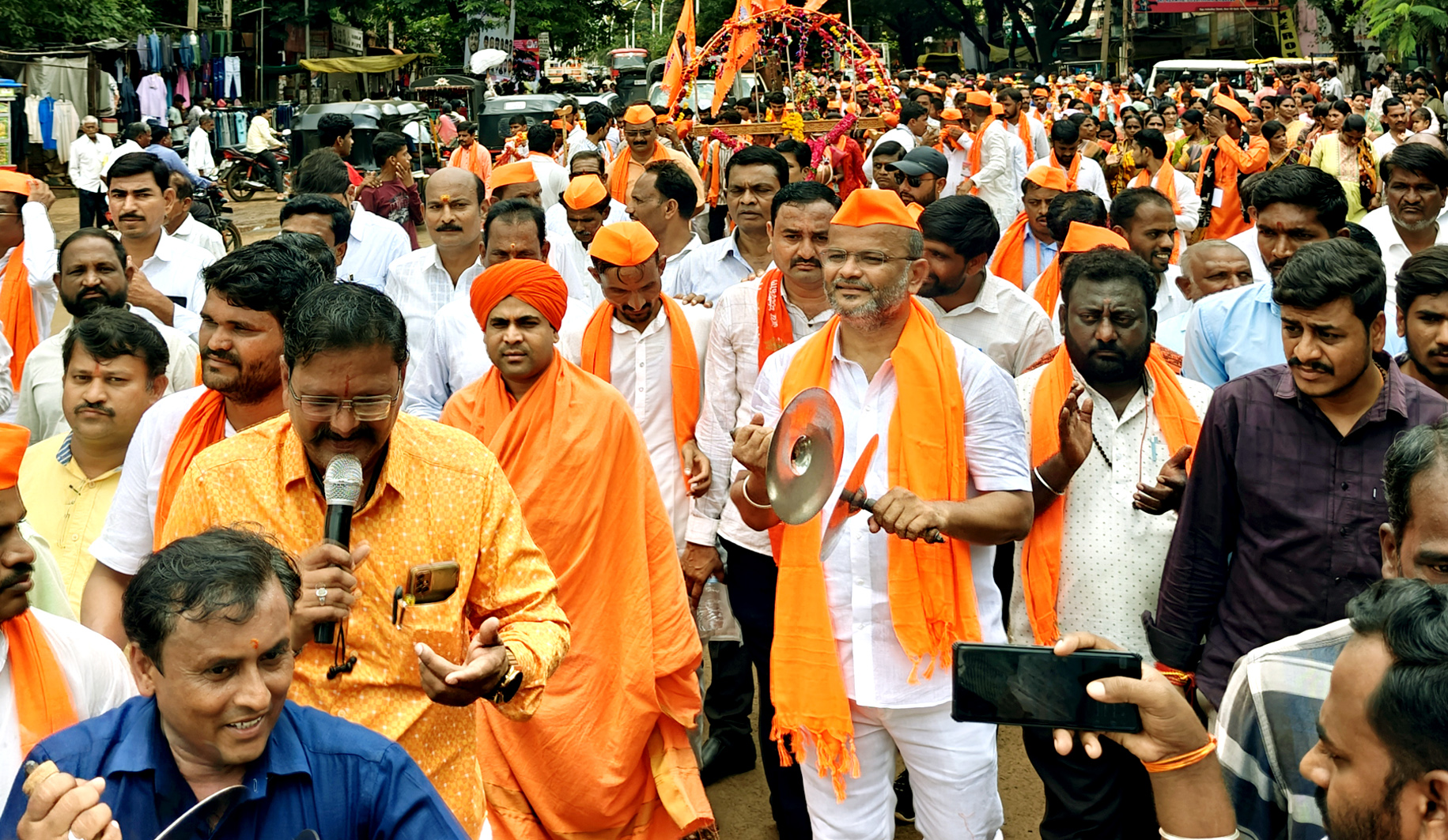 ಬಸವಕಲ್ಯಾಣದಲ್ಲಿ ಬುಧವಾರ ನಡೆದ ಕಾವಡ ಯಾತ್ರೆಯಲ್ಲಿ ಶಾಸಕ ಶರಣು ಸಲಗರ ಭಜನೆ ಮಾಡುತ್ತ ಪಾಲ್ಗೊಂಡರು. ತ್ರಿಪುರಾಂತ ಅಭಿನವ ಘನಲಿಂಗ ರುದ್ರಮುನಿ ಶಿವಾಚಾರ್ಯರು ಇದ್ದರು