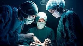 ಶಸ್ತ್ರಚಿಕಿತ್ಸೆಗೆ ಒಳಗಾದ ಐವರಿಗೆ ಕಣ್ಣಿನ ಸೋಂಕು: ಮುಂಬೈನ ವೈದ್ಯರ ವಿರುದ್ಧ FIR