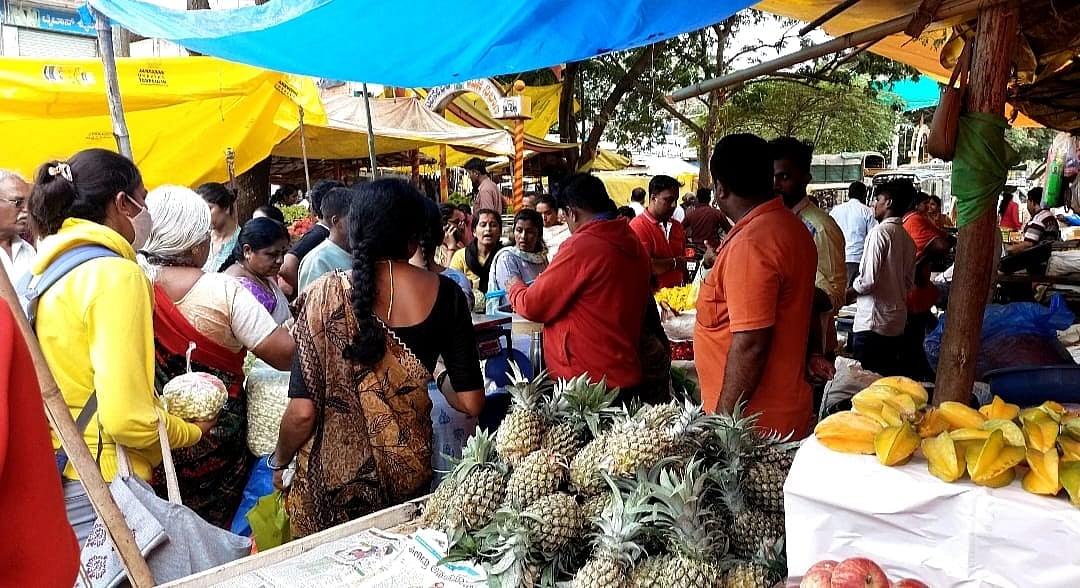 ವರಲಕ್ಷ್ಮಿ ಸ್ವಾಗತಕ್ಕೆ ಮಹಿಳೆಯರ ಸಿದ್ಧತೆ