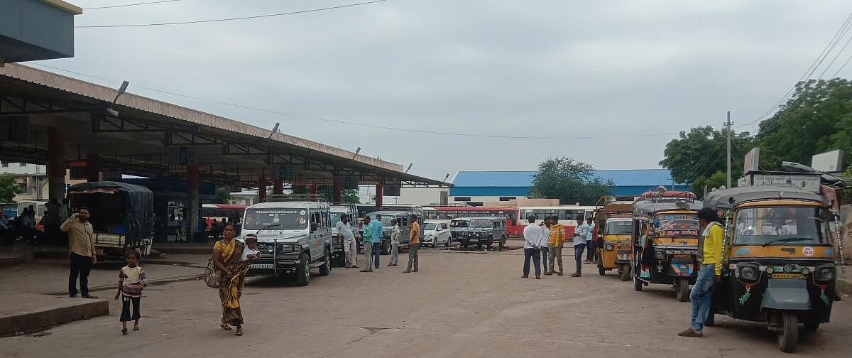 ಅಫಜಲಪುರ | ಸಾರಿಗೆ ನೌಕರರ ಮುಷ್ಕರ: ಖಾಸಗಿ ವಾಹನಗಳ ದರ್ಬಾರ್‌
