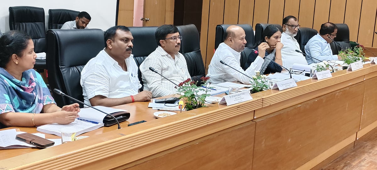 ಕೆಲಸ ಮಾಡಲು ಆಸಕ್ತಿ ಇಲ್ಲದಿದ್ದರೆ ಜಾಗ ಖಾಲಿ ಮಾಡಿ: ಅಧಿಕಾರಿಗಳಿಗೆ ಶಾಸಕ ತರಾಟೆ