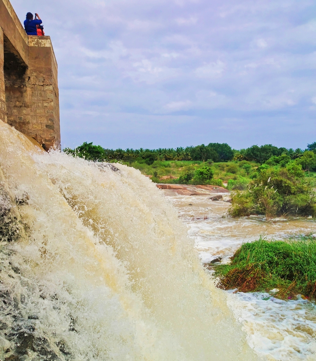 ನಾಗಮಂಗಲ ತಾಲ್ಲೂಕಿನಾದ್ಯಂತ ಎರಡು ದಿನಗಳಿಂದ ರಾತ್ರಿಯಿಡೀ ಸುರಿದ ಧಾರಾಕಾರ ಮಳೆಗೆ ಬೆಳ್ಳೂರು ಹೋಬಳಿಯ ದುಮ್ಮಸಂದ್ರ ಅಣೆಕಟ್ಟು ಸಂಪೂರ್ಣ ಭರ್ತಿಯಾಗಿ ಹರಿಯುತ್ತಿದೆ 