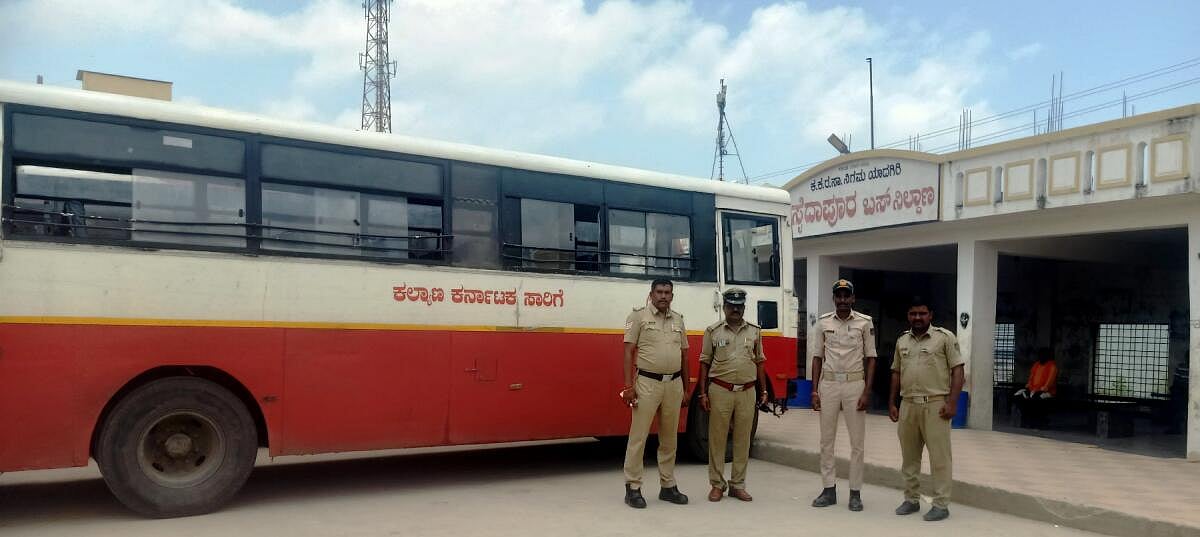 ಸೈದಾಪುರ | ಮುಷ್ಕರ: ವಿದ್ಯಾರ್ಥಿಗಳು, ರೋಗಿಗಳು ಪರದಾಟ