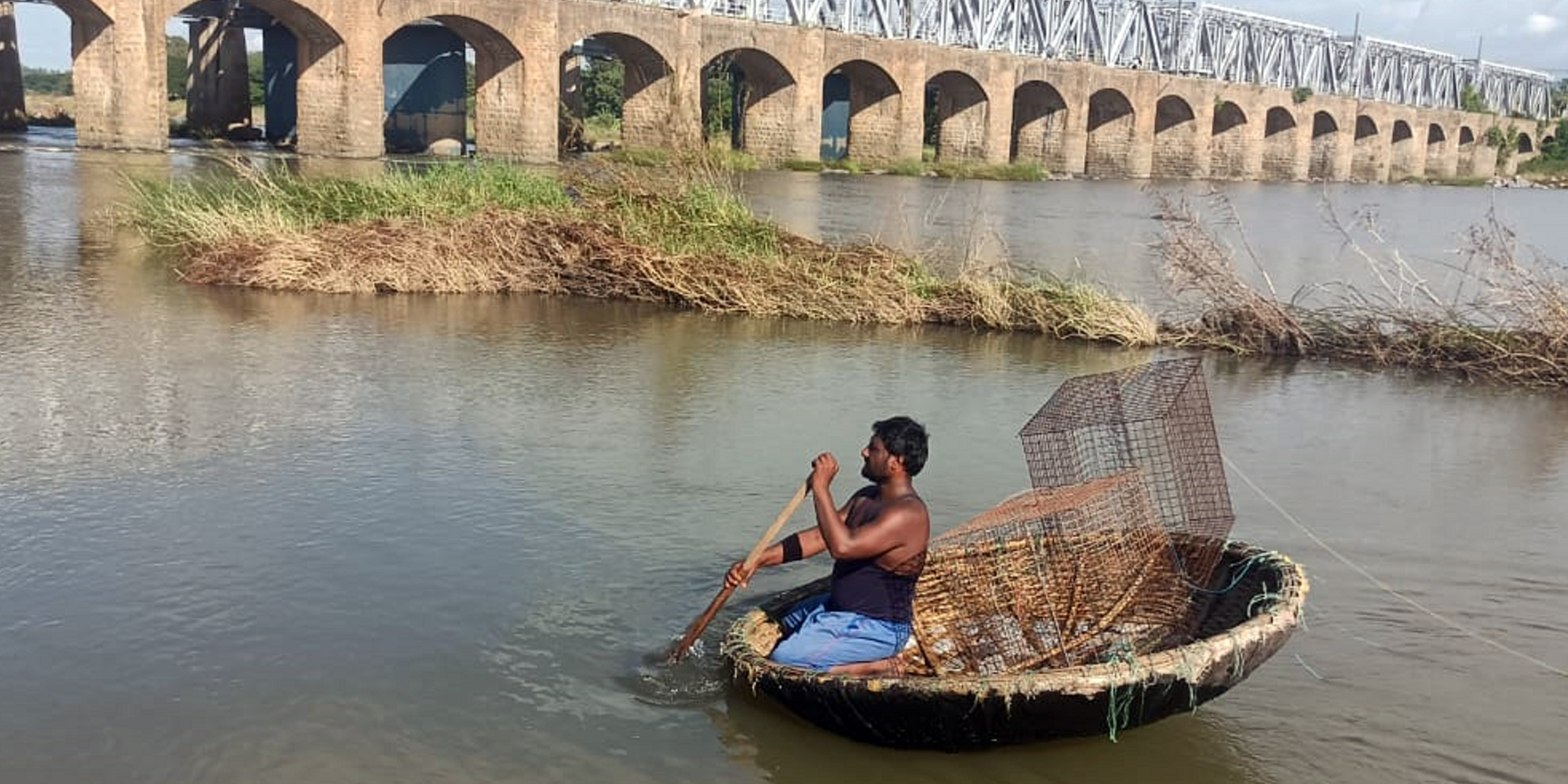 ತೆಪ್ಪದಲ್ಲಿ ಬೋನು ಇಟ್ಟುಕೊಂಡು ತೆರಳುತ್ತಿದ್ದ ರವಿ