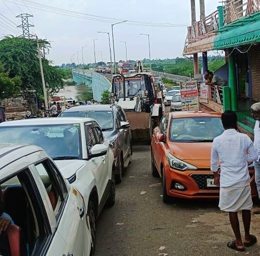 ತಾಳಿಕೋಟೆ ರಾಜ್ಯ ಹೆದ್ದಾರಿಯಲ್ಲಿರುವ ಡೋಣಿ ನದಿ ಸೇತುವೆ ಮಳೆ ನೀರ ಪ್ರವಾಹದಿಂದ ಗುರುವಾರ ಜಲಾವೃತವಾಗಿದ್ದರಿಂದ ಹಡಗಿನಾಳ ಮಾರ್ಗದಲ್ಲಿ ನಿರ್ಮಿಸಿರುವ ಸೇತುವೆ ರಸ್ತೆಯು ವಾಹನಗಳ ದಟ್ಟಣೆಯಿಂದ ಕೂಡಿತ್ತು.