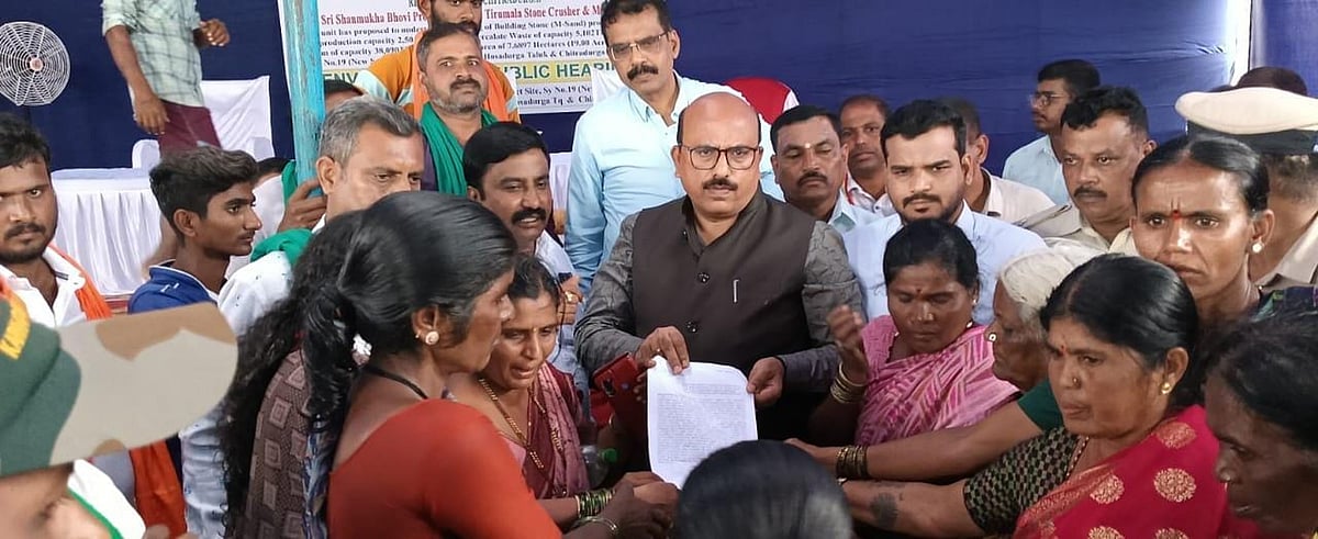 ಹೊಸದುರ್ಗ: ಕಲ್ಲು ಗಣಿಗಾರಿಕೆಗೆ ಅನುಮತಿ ನೀಡದಂತೆ ಒತ್ತಾಯ