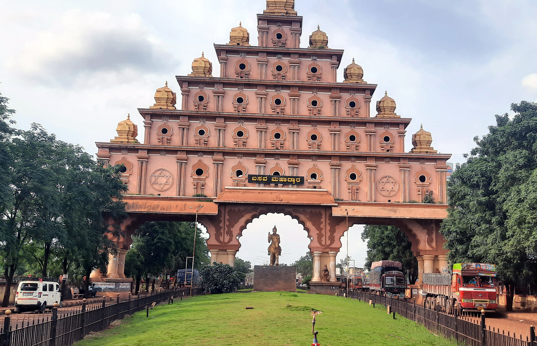ಬಸವಕಲ್ಯಾಣದ ಸಸ್ತಾಪುರ ಬಂಗ್ಲಾದಲ್ಲಿರುವ ನಗರ ಪ್ರವೇಶಿಸುವ ಮಹಾದ್ವಾರ