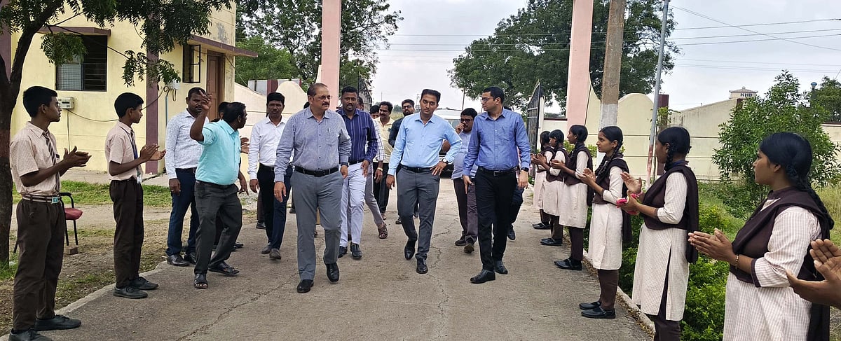 ಗಣಿ ಬಾಧಿತ ಗ್ರಾಮಗಳಿಗೆ ಕೆಎಂಇಆರ್‌ಸಿ ಎಂಡಿ ಭೇಟಿ:ಶಾಲೆಗೆ ಸೌಲಭ್ಯ ಒದಗಿಸಲು ಸೂಚನೆ