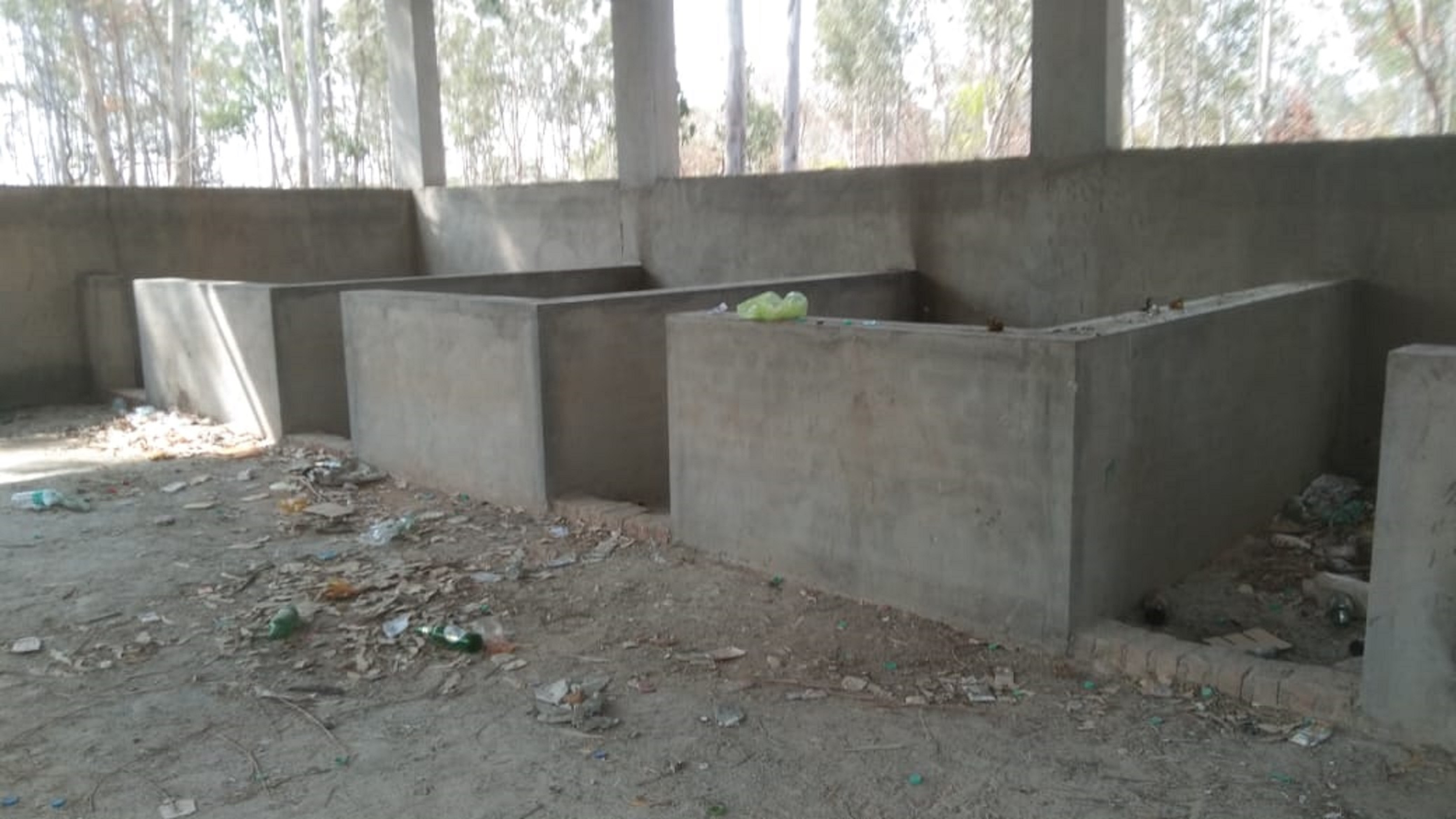 ಘಟಕದಲ್ಲಿ ಕಂಡು ಬಂದ ಮದ್ಯದ ಸೀಸೆಗಳು