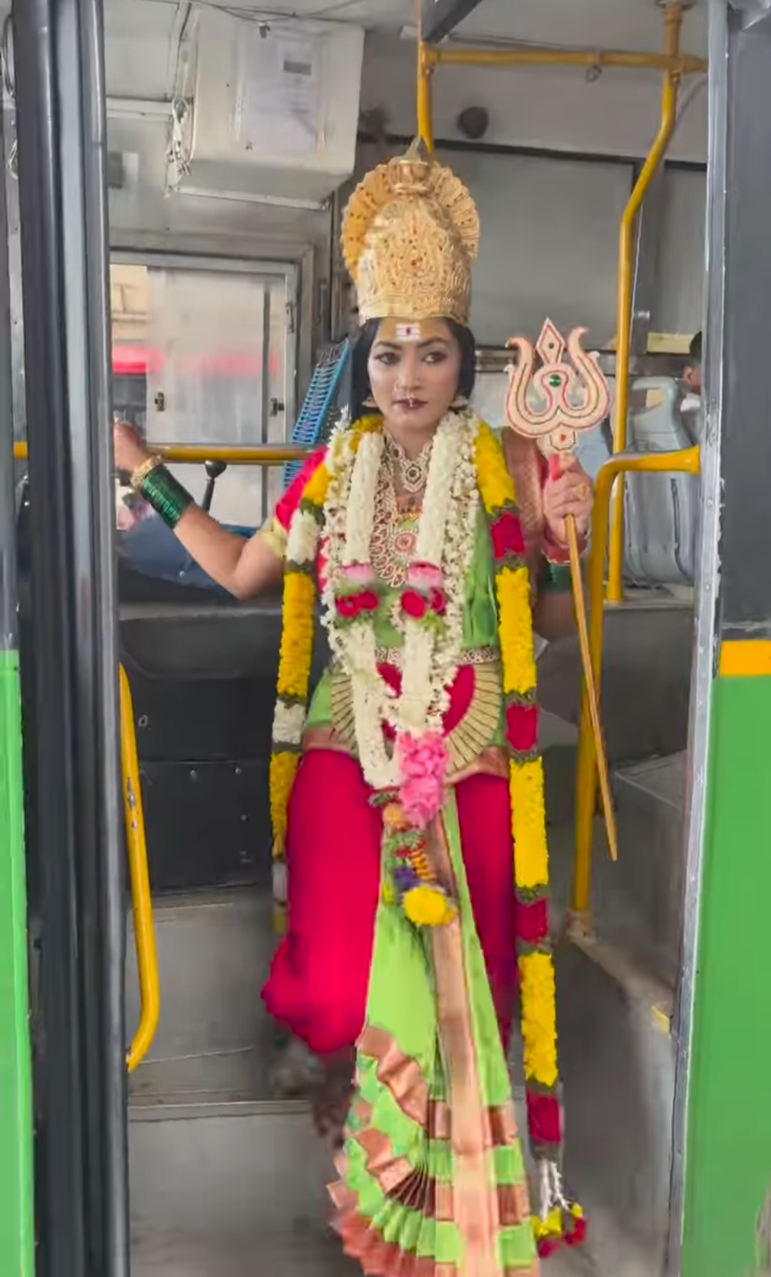 ಮಹಾಲಕ್ಷ್ಮಿಯ ವೇಷಧರಿಸಿದ ಭೂಮಿಕಾ ಬಸ್‌ನಿಂದ ಇಳಿಯುತ್ತಿರುವುದು.