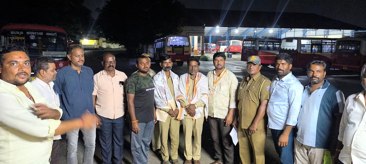 ಗುರುಮಠಕಲ್‌ | ಚಾಲಕ, ನಿರ್ವಾಹಕರಿಗೆ ಸನ್ಮಾನಿಸಿದ ಗ್ರಾಮಸ್ಥರು