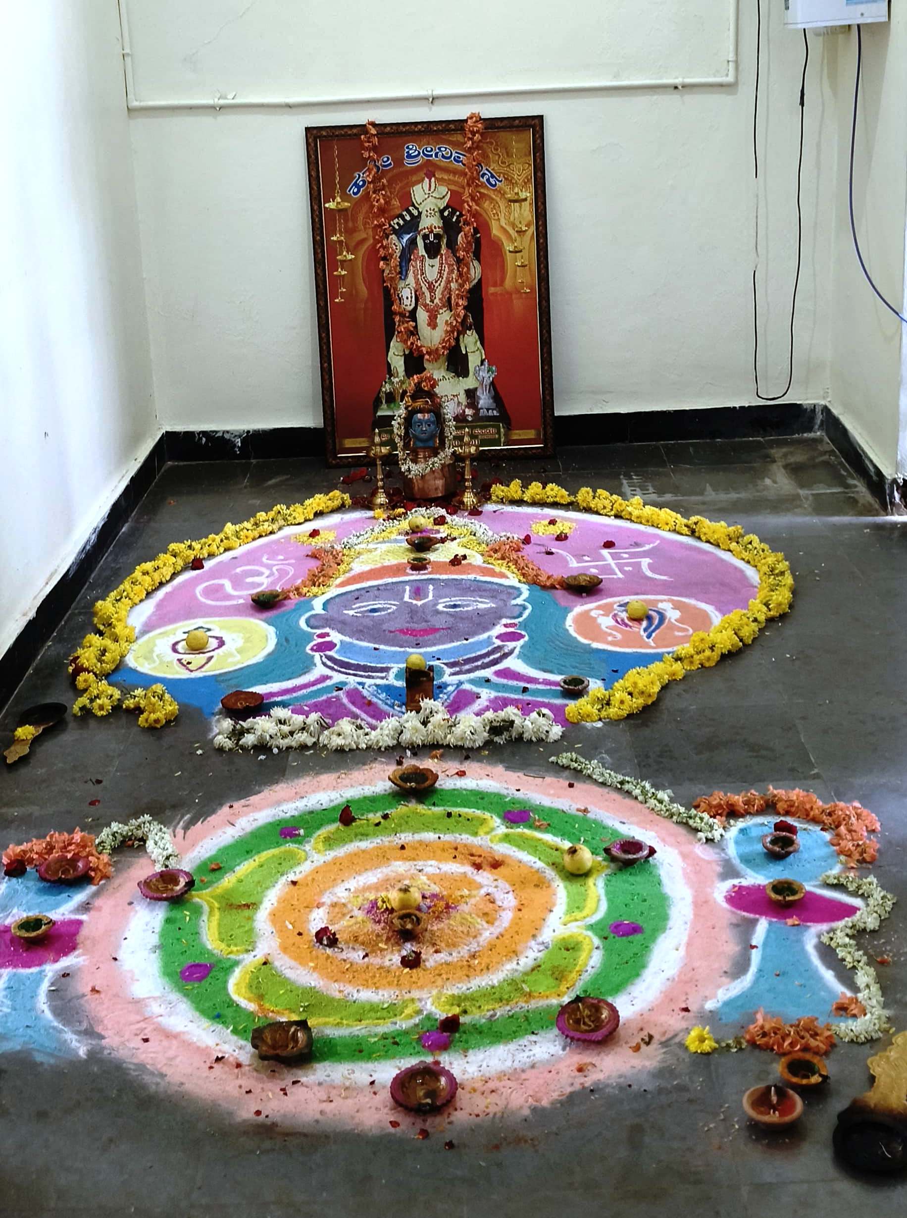 ಲಿಂಗಸುಗೂರು ಪೊಲೀಸ್‌ ಠಾಣೆಯ ವರಾಂಗಣದಲ್ಲಿ ವಿಶೇಷ ಪೂಜೆ ಮಾಡಿರುವುದು