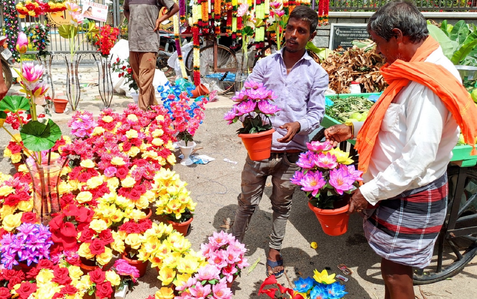 ಪ್ಲಾಸ್ಟಿಕ್‍ನ ವಿವಿಧ ಮಾದರಿಯ ಹೂವುಗಳ ಮಾರಾಟ