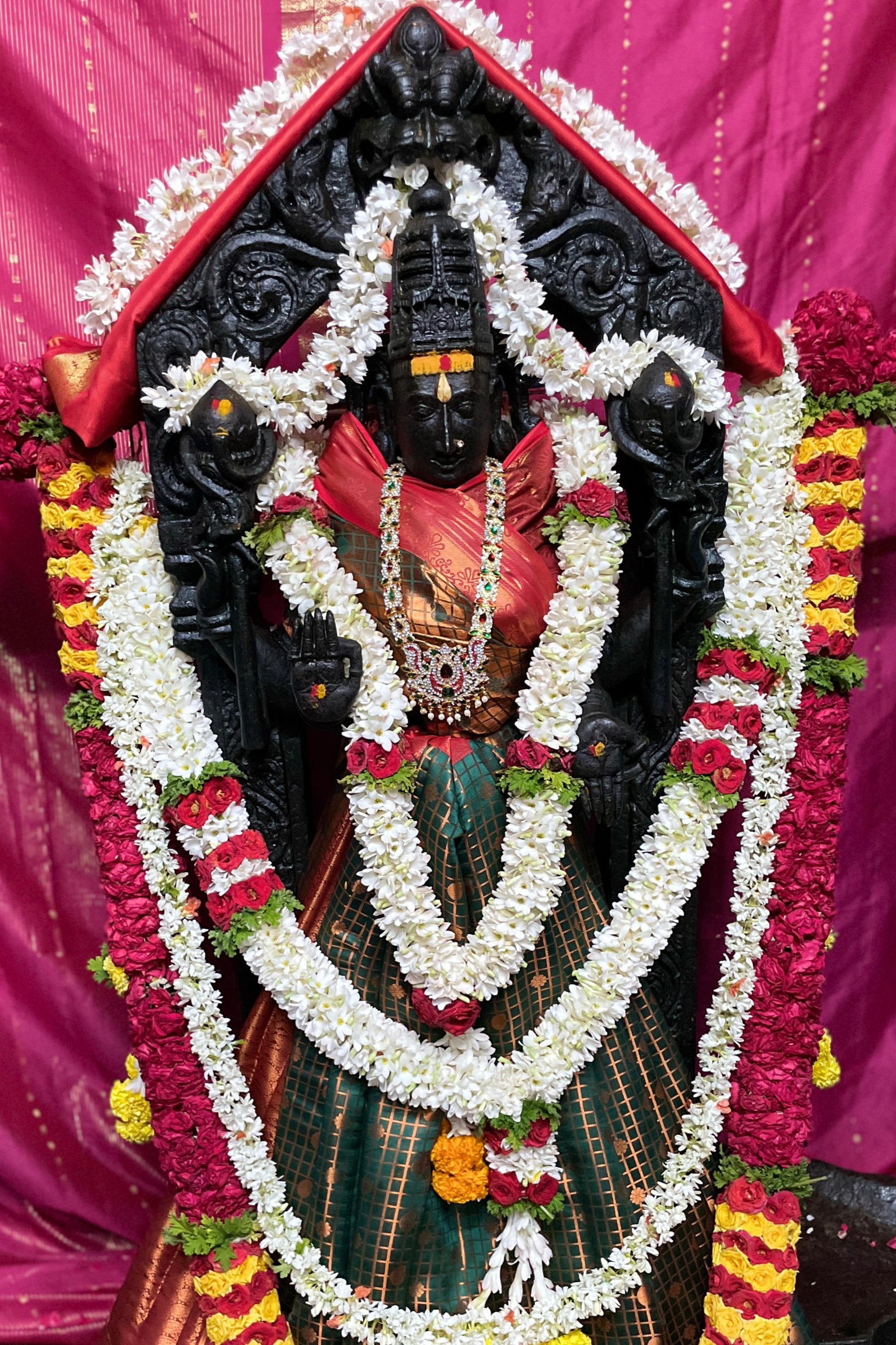 ಯಳಂದೂರು ತಾಲ್ಲೂಕಿನ ಮದ್ದೂರಿನ ಸುವರ್ಣವತಿ ನದಿ ದಂಡೆಯ ಬಳಿಯ ಲಕ್ಷ್ಮಿ ದೇವಸ್ಥಾನದಲ್ಲಿ ಸರ್ವಾಲಂಕೃತವಾಗಿರುವ ವರ ಮಹಾಲಕ್ಷ್ಮಿ