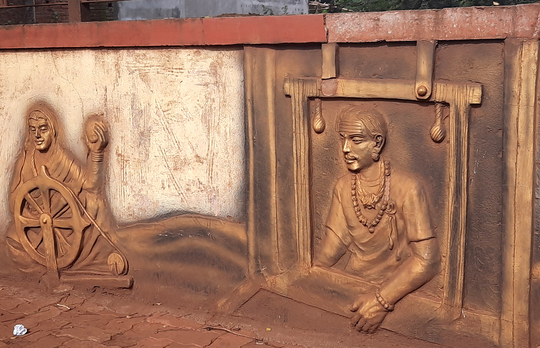ಮಹಾದ್ವಾರದ ಎದುರಿನ ಆವರಣಗೋಡೆಯಲ್ಲಿನ ಉಬ್ಬು ಚಿತ್ರ