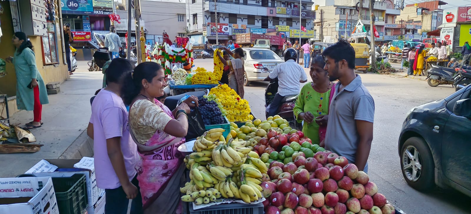 ಚಿಕ್ಕಮಗಳೂರಿನ ಮಾರುಕಟ್ಟೆಯಲ್ಲಿ ಹಣ್ಣು ಖರೀದಿಸಿದ ಜನ 