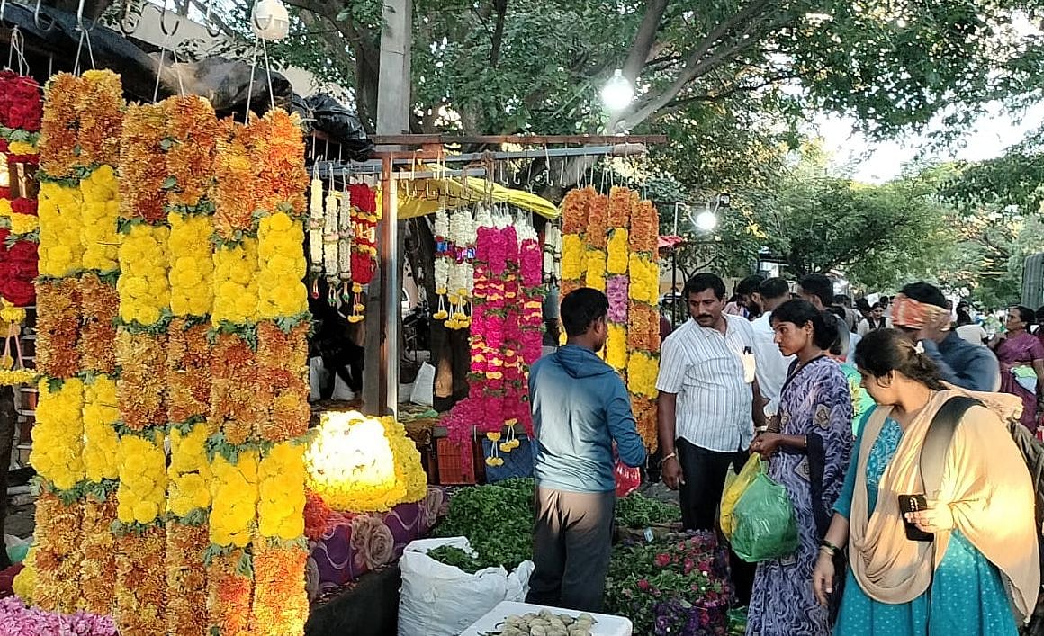 ದೊಡ್ಡಬಳ್ಳಾಪುರ: ಹಬ್ಬಕ್ಕೆ ಖರೀದಿ ಭರಾಟೆ ಸಂಭ್ರಮ