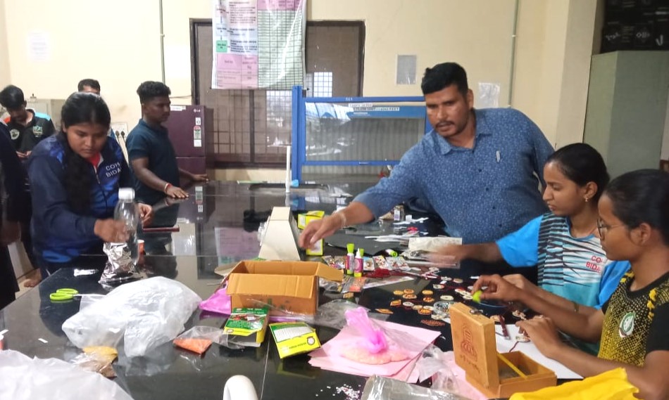 ರಾಖಿ ತಯಾರಿಸುತ್ತಿರುವ ತೋಟಗಾರಿಕೆ ಕಾಲೇಜಿನ ವಿದ್ಯಾರ್ಥಿಗಳು