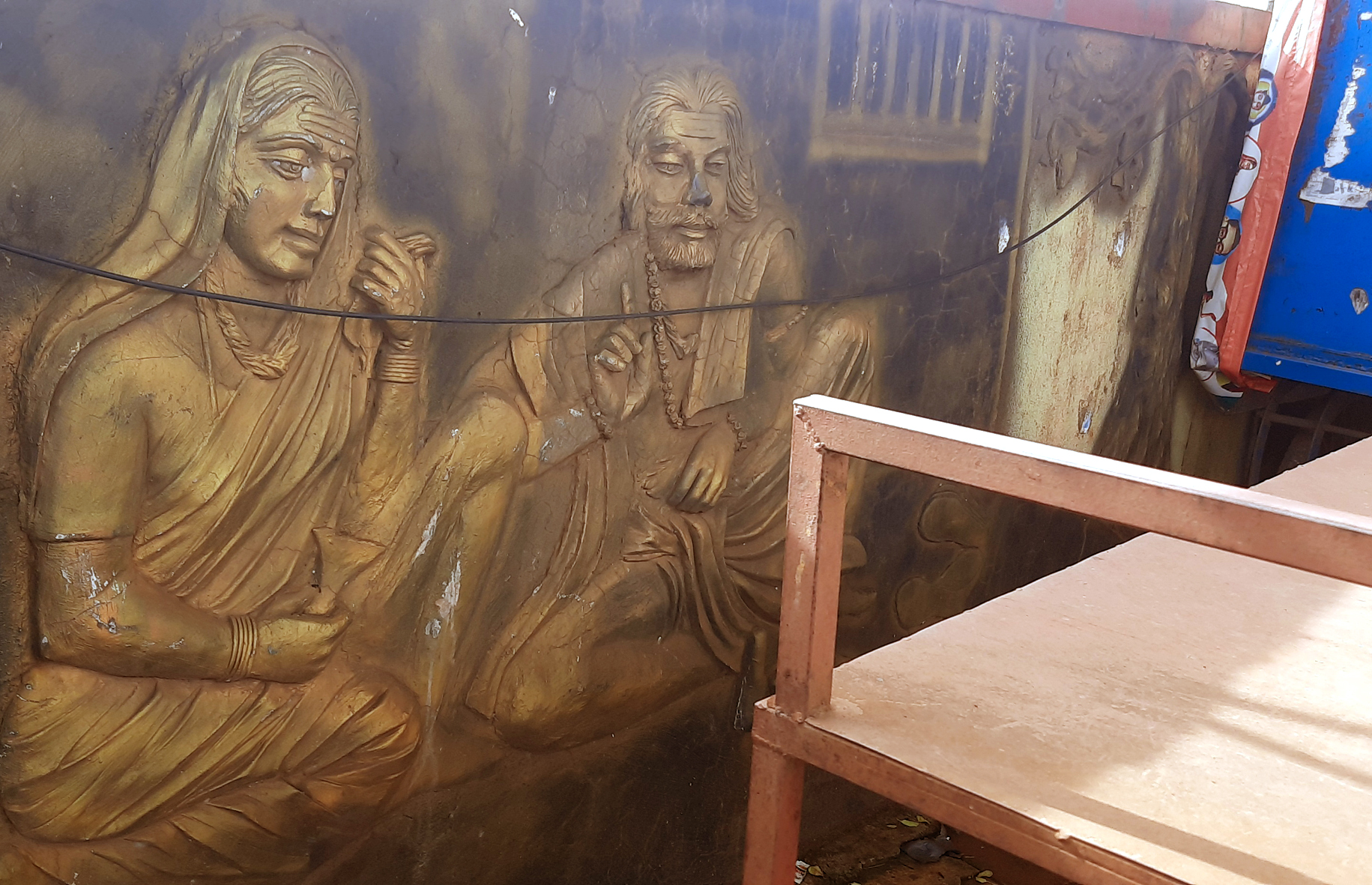 ಉಬ್ಬು ಚಿತ್ರದ ಎದುರಲ್ಲಿ ಅಂಗಡಿ ಸಾಮಗ್ರಿ ಇಟ್ಟಿರುವುದು