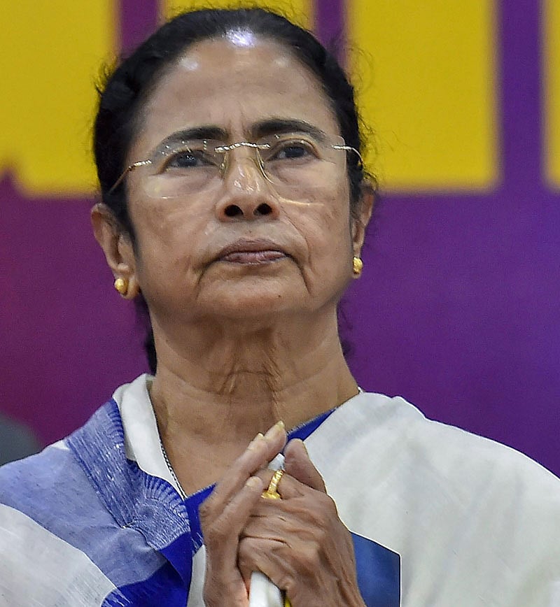 ಅಧಿಕಾರಿಗಳ ಅಮಾನತು: ಚುನಾವಣಾ ಆಯೋಗಕ್ಕೆ ಮಮತಾ ಬ್ಯಾನರ್ಜಿ ಪ್ರಶ್ನೆ 