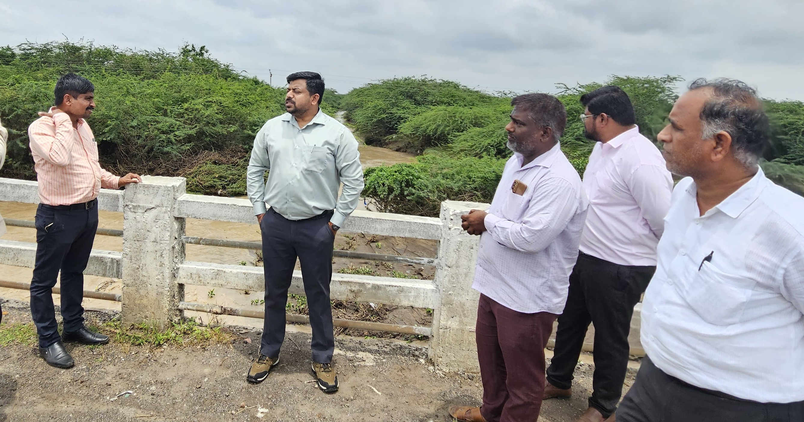 ತಿಕೋಟಾ ಹಾಗೂ ಬಬಲೇಶ್ವರ ತಾಲ್ಲೂಕಿನಲ್ಲಿ ಹರಿಯುವ ಡೋಣಿ ನದಿಯನ್ನು ಜಿಲ್ಲಾ ಪಂಚಾಯಿತಿ ಸಿಇಓ ರಿಷಿ ಆನಂದ ವಿಕ್ಷೀಸಿ ಮಳೆಯಿಂದ ಪ್ರವಾಹ ಉಂಟಾಗದಂತೆ ಮುನ್ನೆಚ್ಚರಿಕೆ ಕ್ರಮ ಕೈಗೊಳ್ಳುವ ಕುರಿತು ಪರಿಶೀಲಿಸಿದರು.