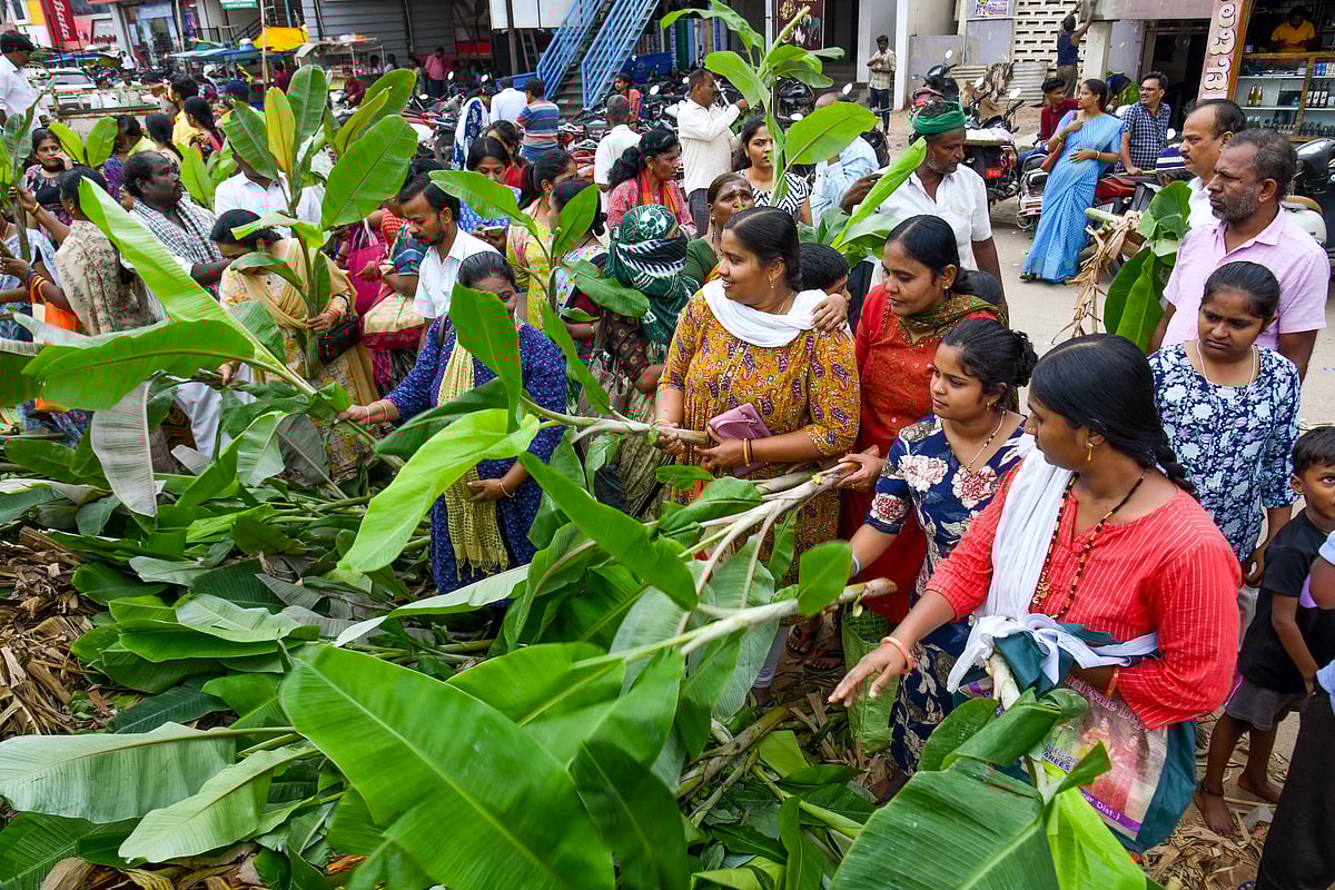 ಕೊಪ್ಪಳ | ವರಮಹಾಲಕ್ಷ್ಮಿ ಹಬ್ಬ: ಖರೀದಿ ಸಂಭ್ರಮ