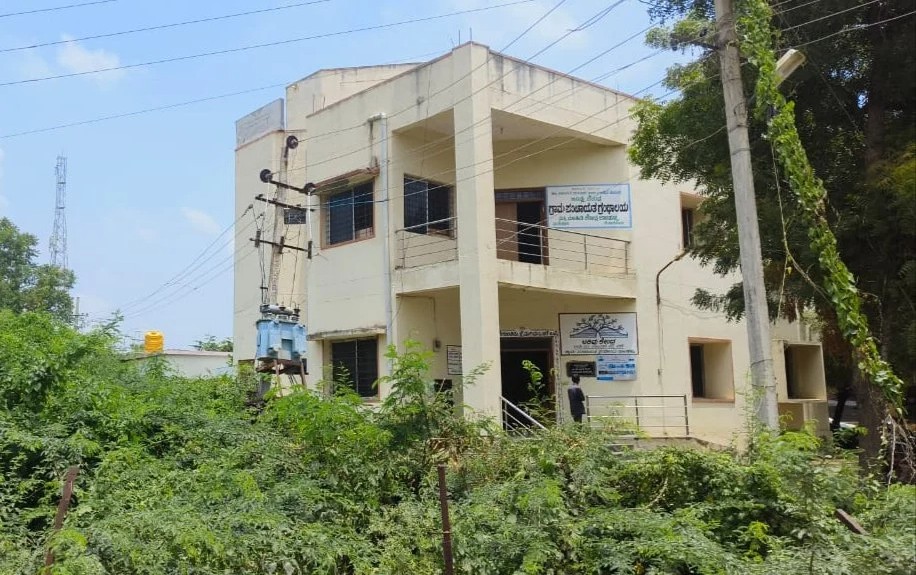 ಜಾಲಹಳ್ಳಿ ಪಟ್ಟಣದ ಬಸವೇಶ್ವರ ಕಾಲೊನಿಯಲ್ಲಿರುವ ಗ್ರಾ.ಪಂ ಗೆ ಸೇರಿದ ಗ್ರಂಥಾಯಲ ಕಟ್ಟಡದ ಸುತ್ತಲೂ ಜಾಲಿ ಗಿಡಗಳು ಬೆಳೆದಿರುವುದು